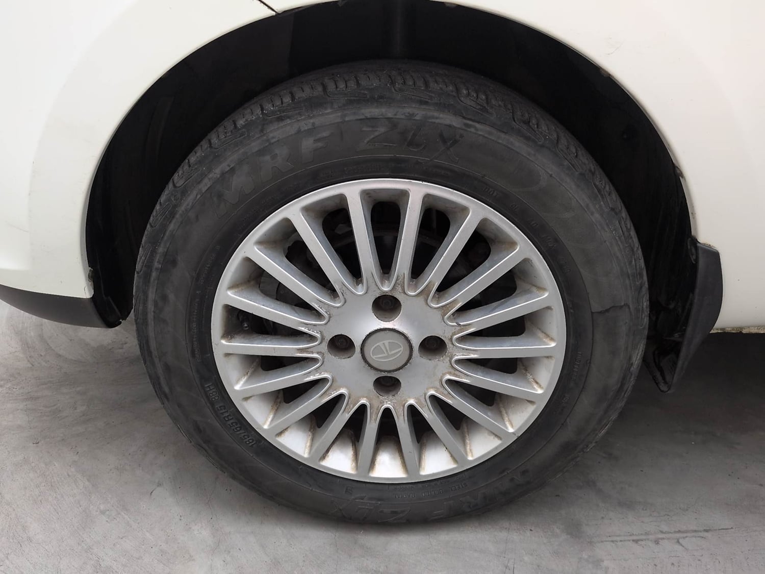 Used 2017 Tata Zest XMA Diesel Diesel Automatic tyres LEFT FRONT TYRE RIM VIEW