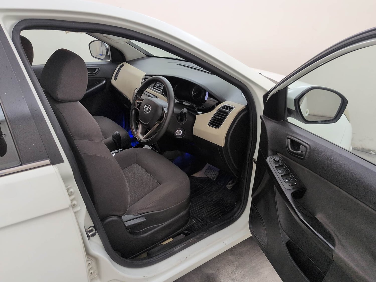 Used 2017 Tata Zest XMA Diesel Diesel Automatic interior RIGHT SIDE FRONT DOOR CABIN VIEW
