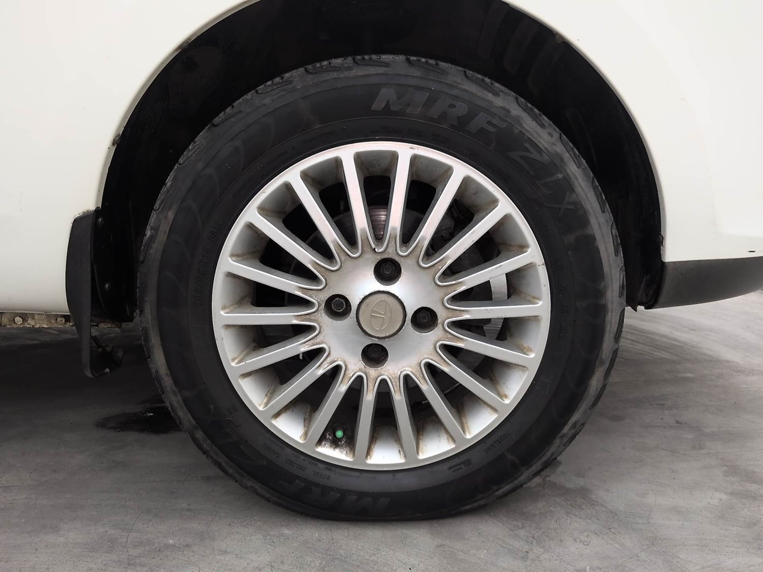 Used 2017 Tata Zest XMA Diesel Diesel Automatic tyres RIGHT FRONT TYRE RIM VIEW