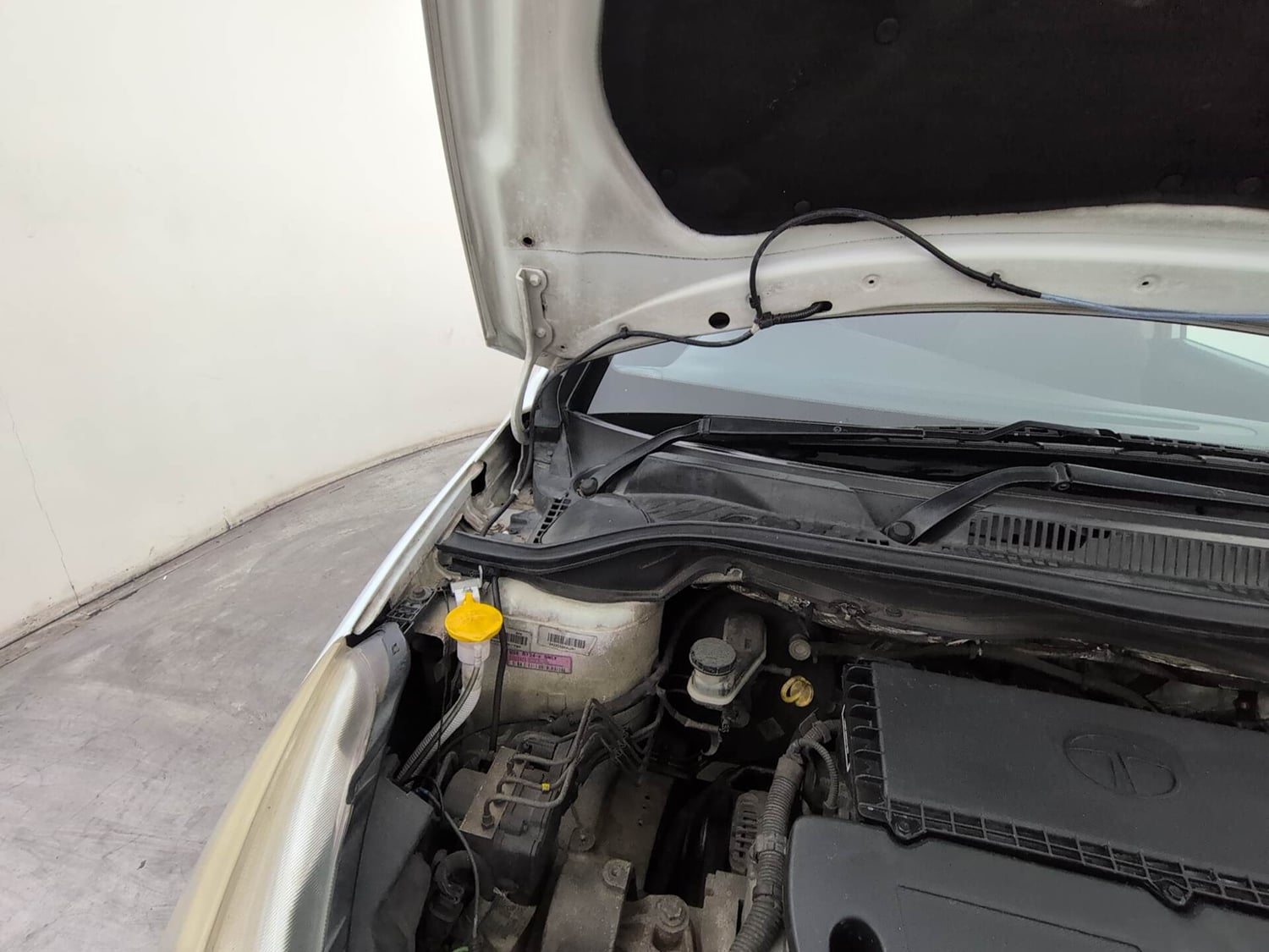 Used 2017 Tata Zest XMA Diesel Diesel Automatic engine ENGINE RIGHT SIDE HINGE & APRON VIEW