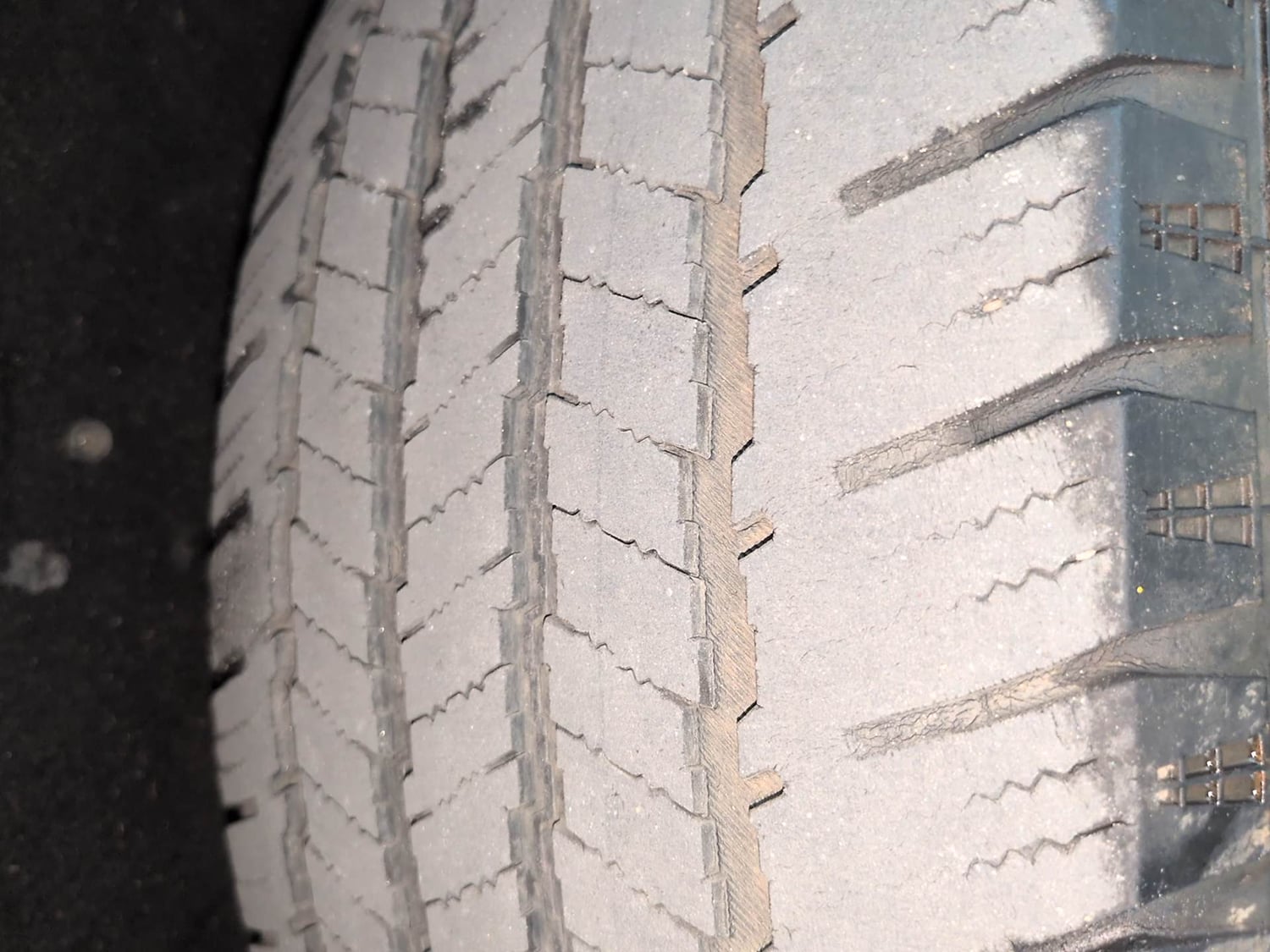 Used 2023 Mahindra Scorpio N Z8 L Petrol AT 7 STR Petrol Automatic tyres RIGHT REAR TYRE TREAD VIEW