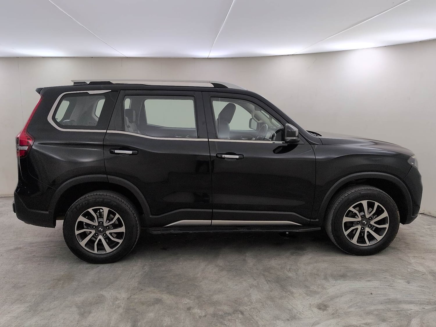 Used 2023 Mahindra Scorpio N Z8 L Petrol AT 7 STR Petrol Automatic exterior RIGHT SIDE VIEW