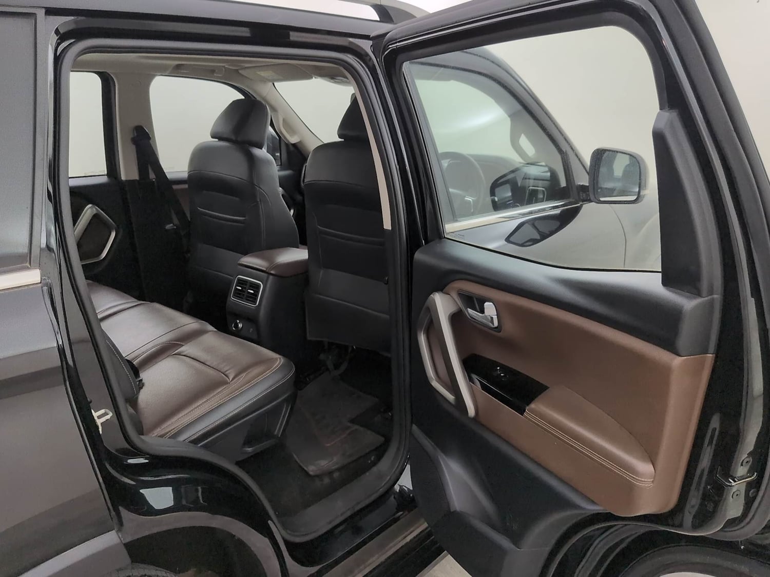 Used 2023 Mahindra Scorpio N Z8 L Petrol AT 7 STR Petrol Automatic interior RIGHT SIDE REAR DOOR CABIN VIEW