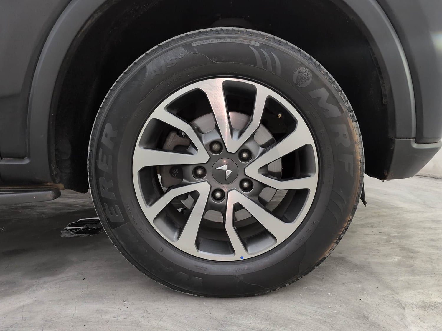 Used 2023 Mahindra Scorpio N Z8 L Petrol AT 7 STR Petrol Automatic tyres RIGHT FRONT TYRE RIM VIEW