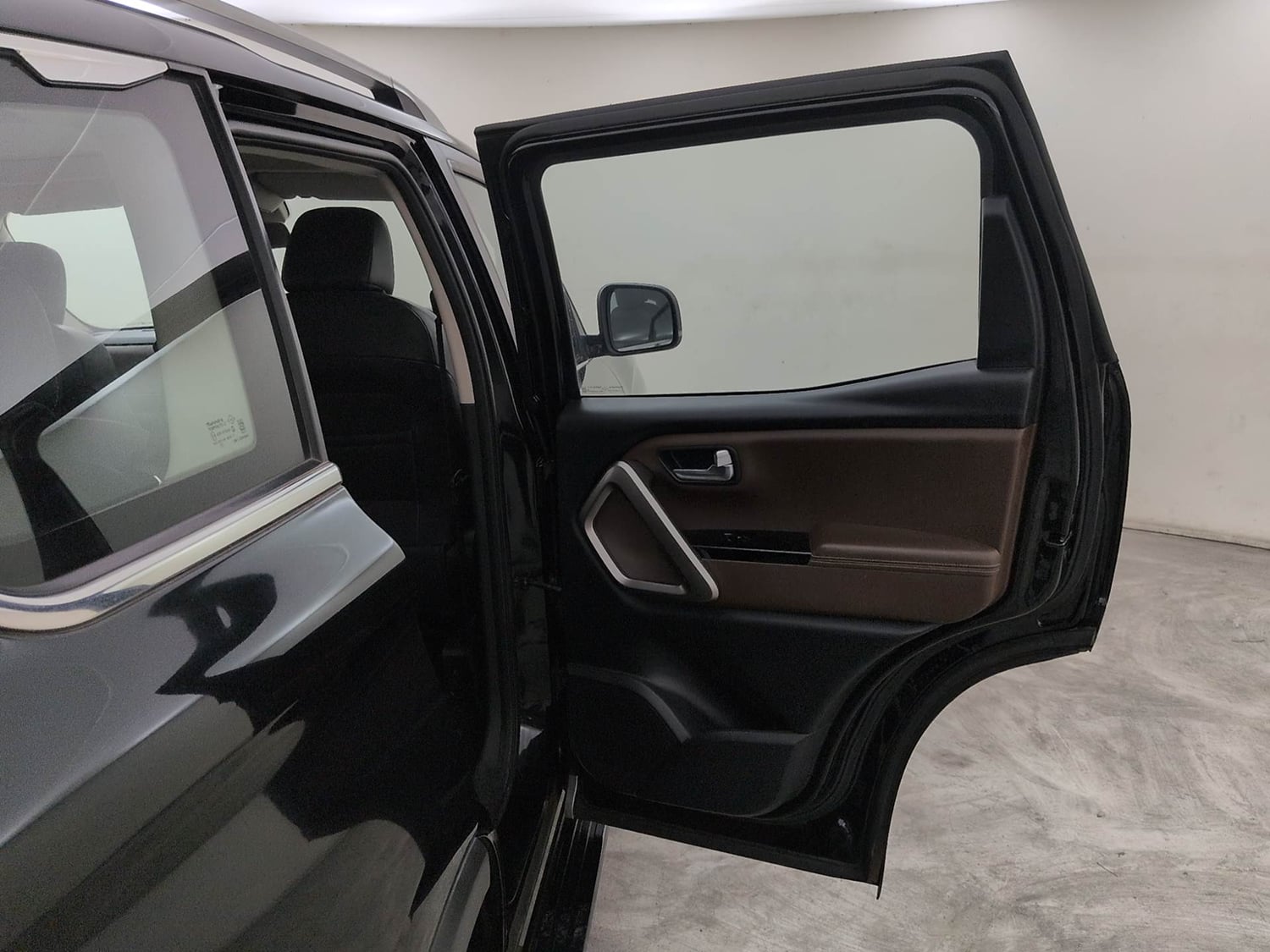 Used 2023 Mahindra Scorpio N Z8 L Petrol AT 7 STR Petrol Automatic interior RIGHT REAR DOOR OPEN VIEW