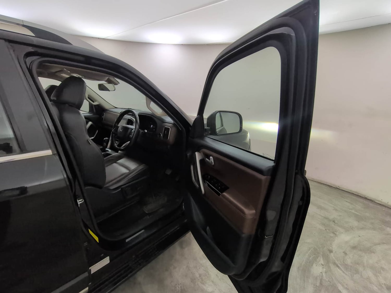 Used 2023 Mahindra Scorpio N Z8 L Petrol AT 7 STR Petrol Automatic interior RIGHT SIDE FRONT DOOR CABIN VIEW