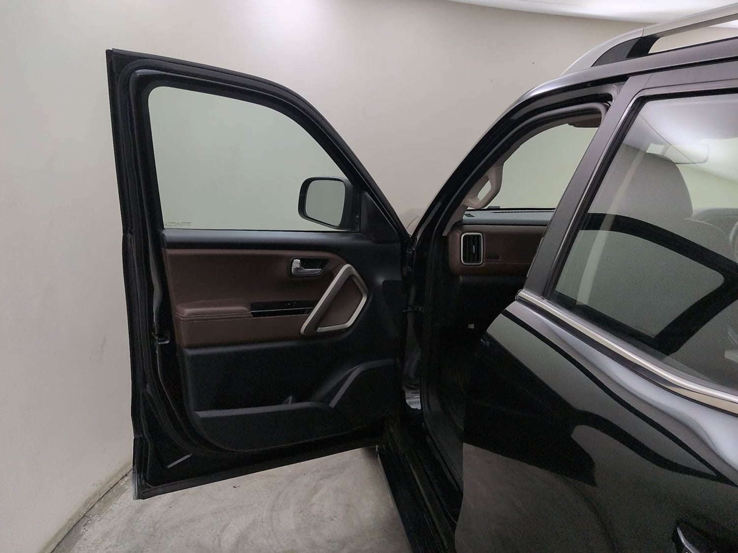 Used 2023 Mahindra Scorpio N Z8 L Petrol AT 7 STR Petrol Automatic interior LEFT FRONT DOOR OPEN VIEW