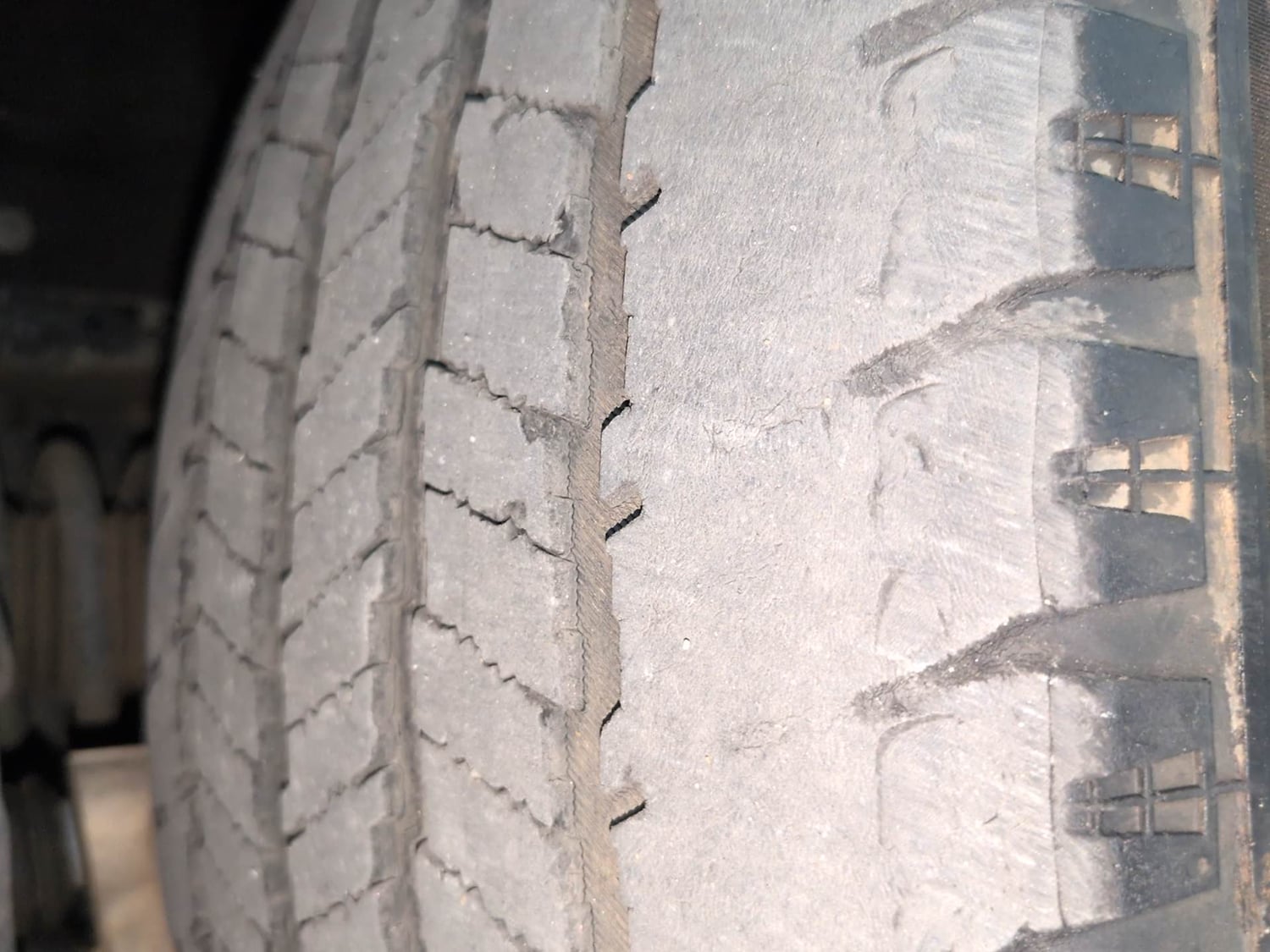 Used 2023 Mahindra Scorpio N Z8 L Petrol AT 7 STR Petrol Automatic tyres RIGHT FRONT TYRE TREAD VIEW