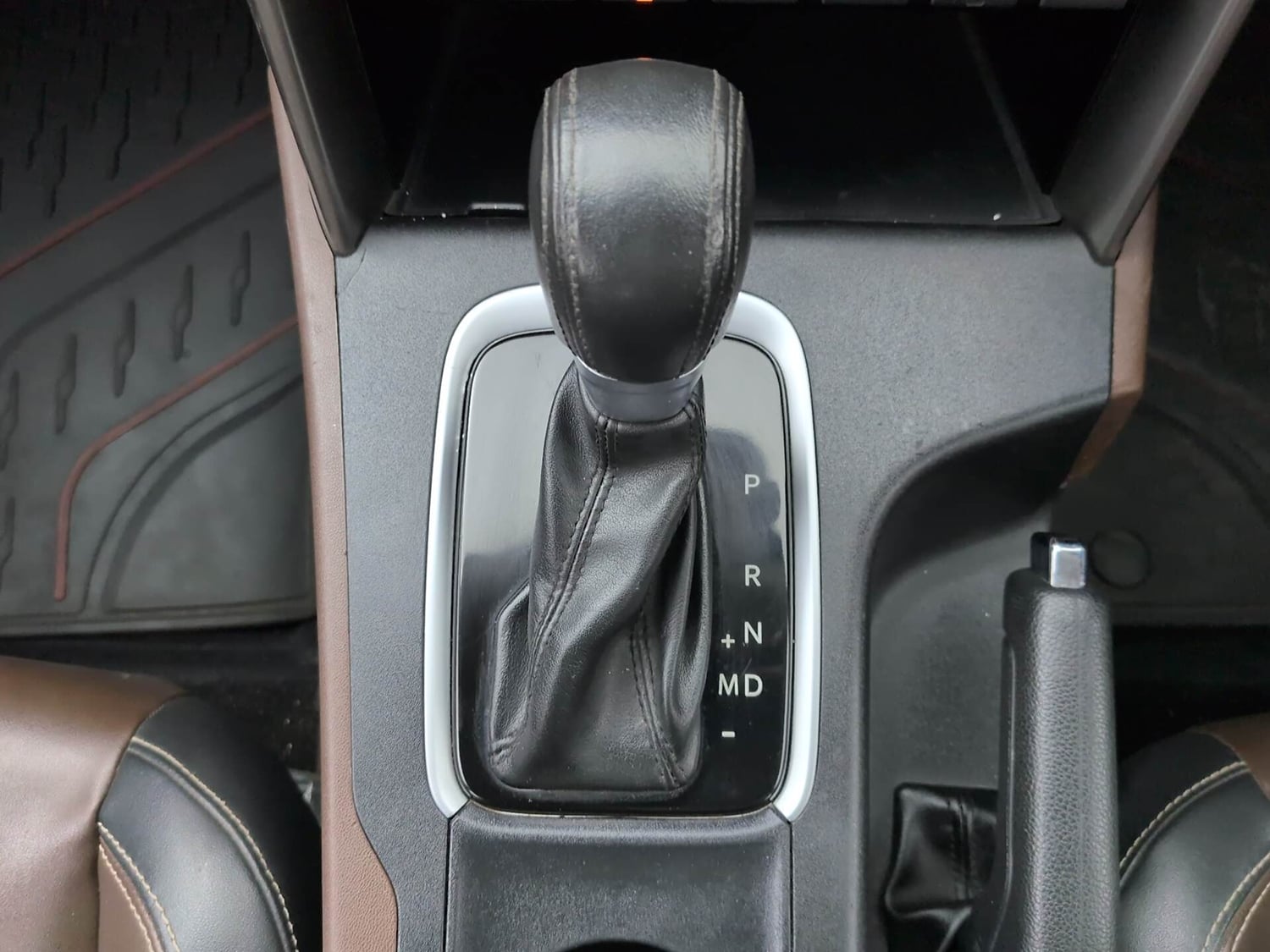Used 2023 Mahindra Scorpio N Z8 L Petrol AT 7 STR Petrol Automatic interior GEAR  KNOB VIEW