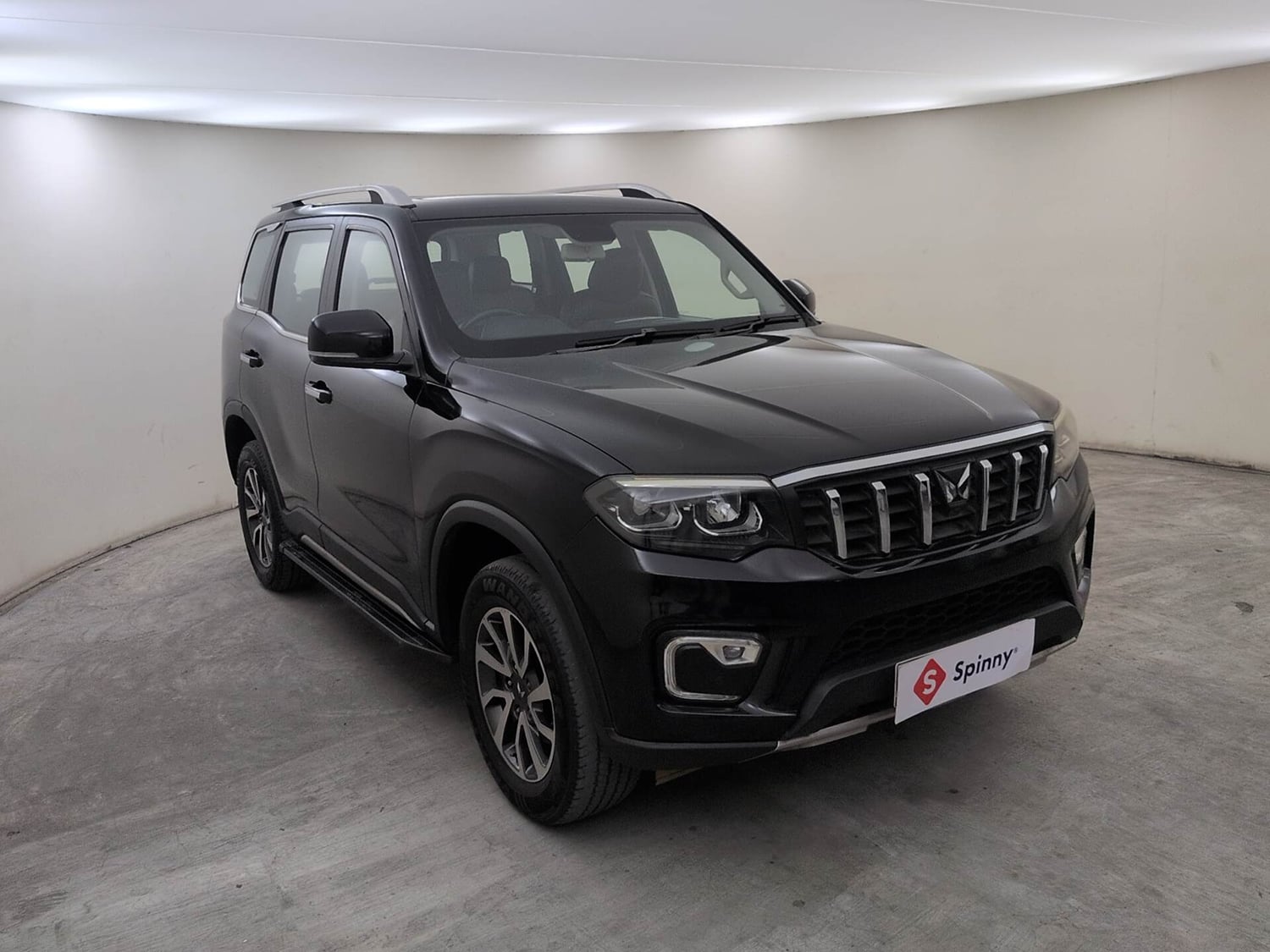 Used 2023 Mahindra Scorpio N Z8 L Petrol AT 7 STR Petrol Automatic exterior RIGHT FRONT CORNER VIEW