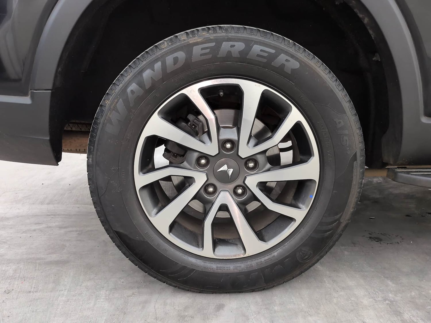 Used 2023 Mahindra Scorpio N Z8 L Petrol AT 7 STR Petrol Automatic tyres RIGHT REAR TYRE RIM VIEW