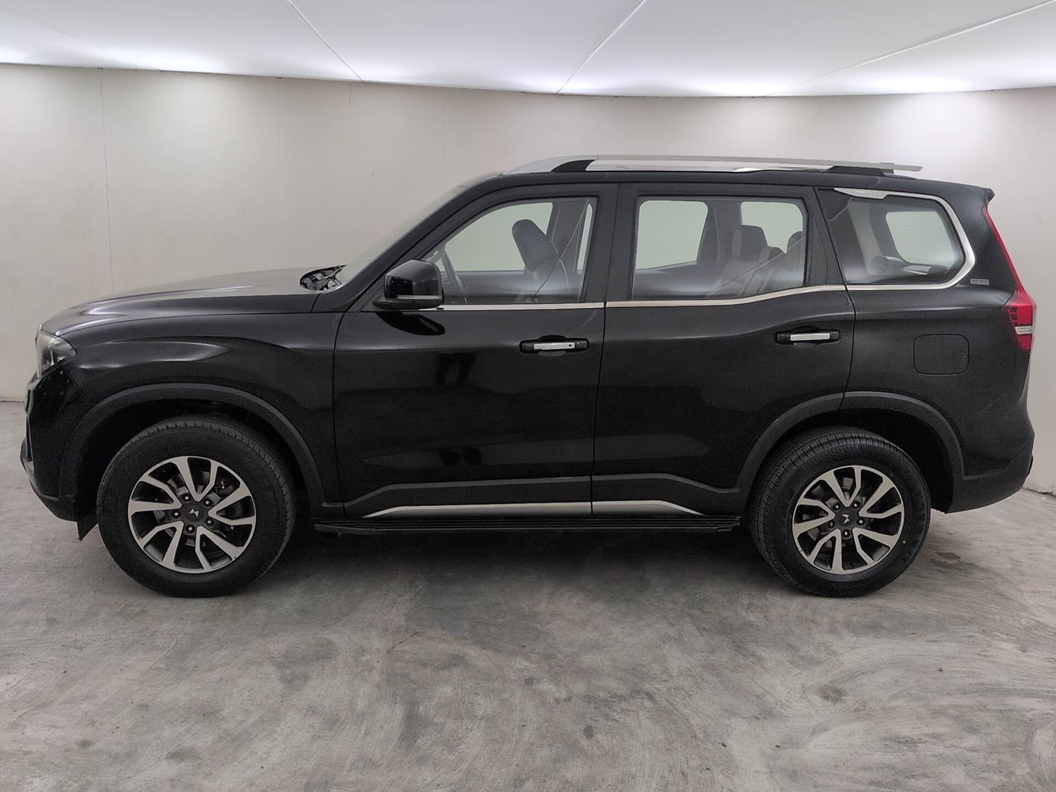 Used 2023 Mahindra Scorpio N Z8 L Petrol AT 7 STR Petrol Automatic exterior LEFT SIDE VIEW