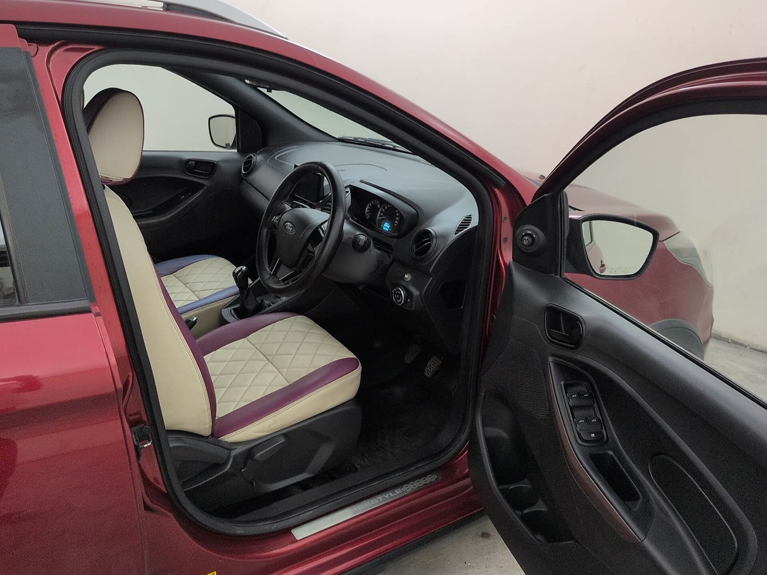 Used 2020 Ford Freestyle Titanium 1.2 Ti-VCT Petrol Manual interior RIGHT SIDE FRONT DOOR CABIN VIEW