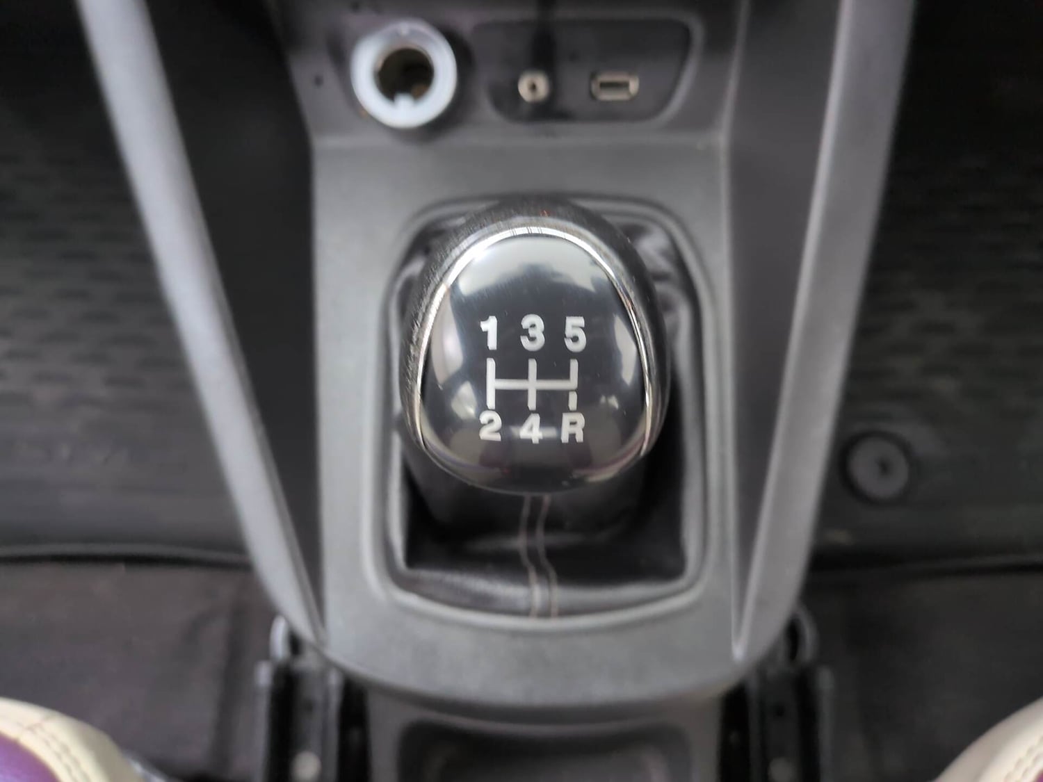 Used 2020 Ford Freestyle Titanium 1.2 Ti-VCT Petrol Manual interior GEAR  KNOB VIEW