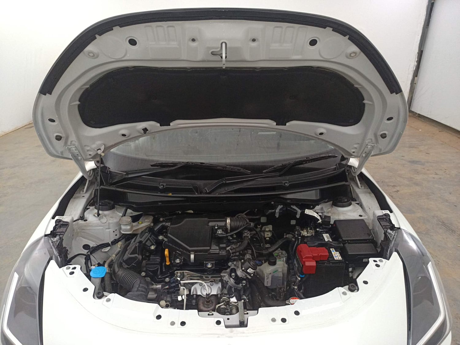 Used 2025 Maruti Suzuki Swift VXi (O) AMT Petrol Automatic engine ENGINE & BONNET OPEN FRONT VIEW