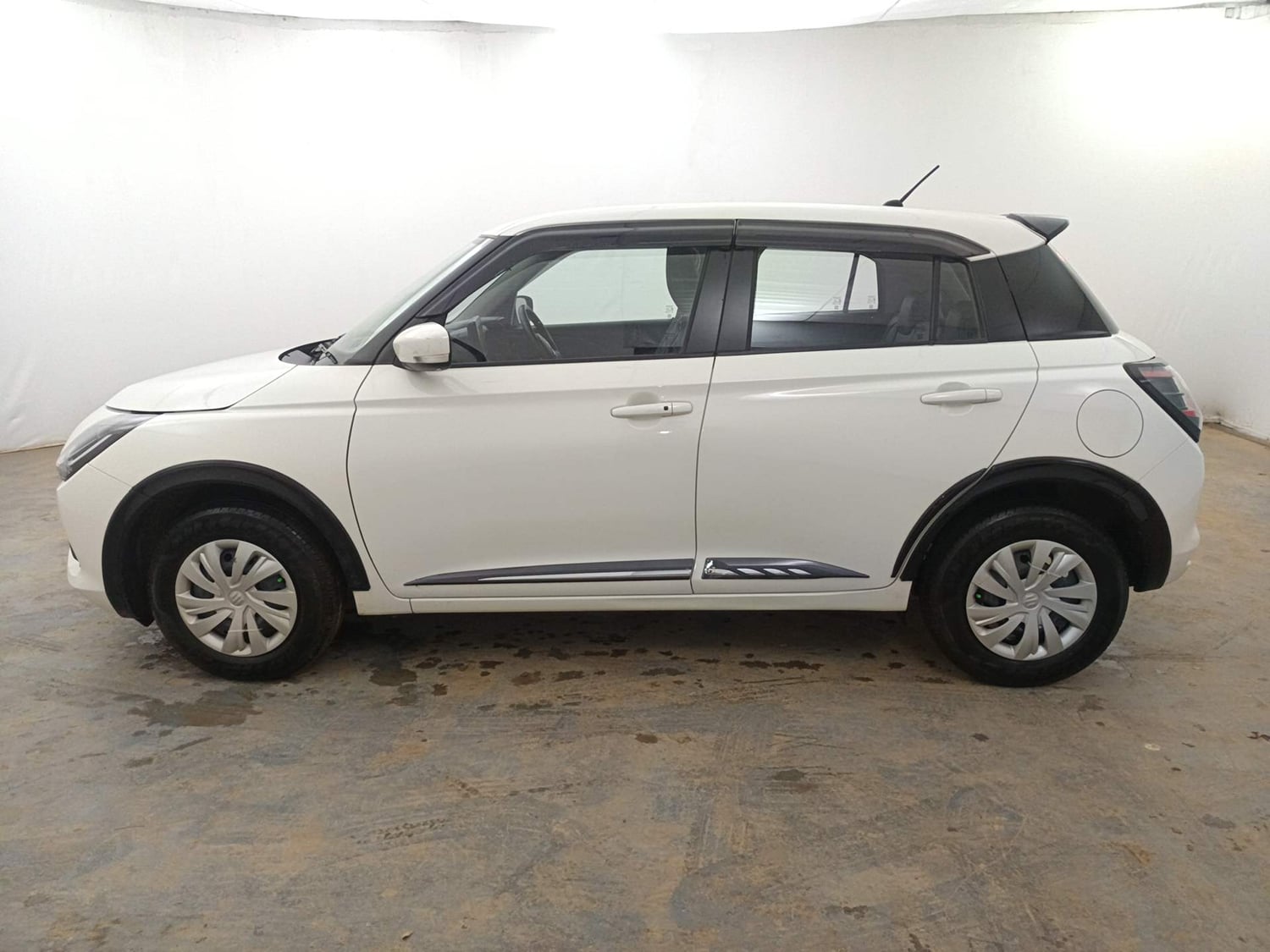 Used 2025 Maruti Suzuki Swift VXi (O) AMT Petrol Automatic exterior LEFT SIDE VIEW