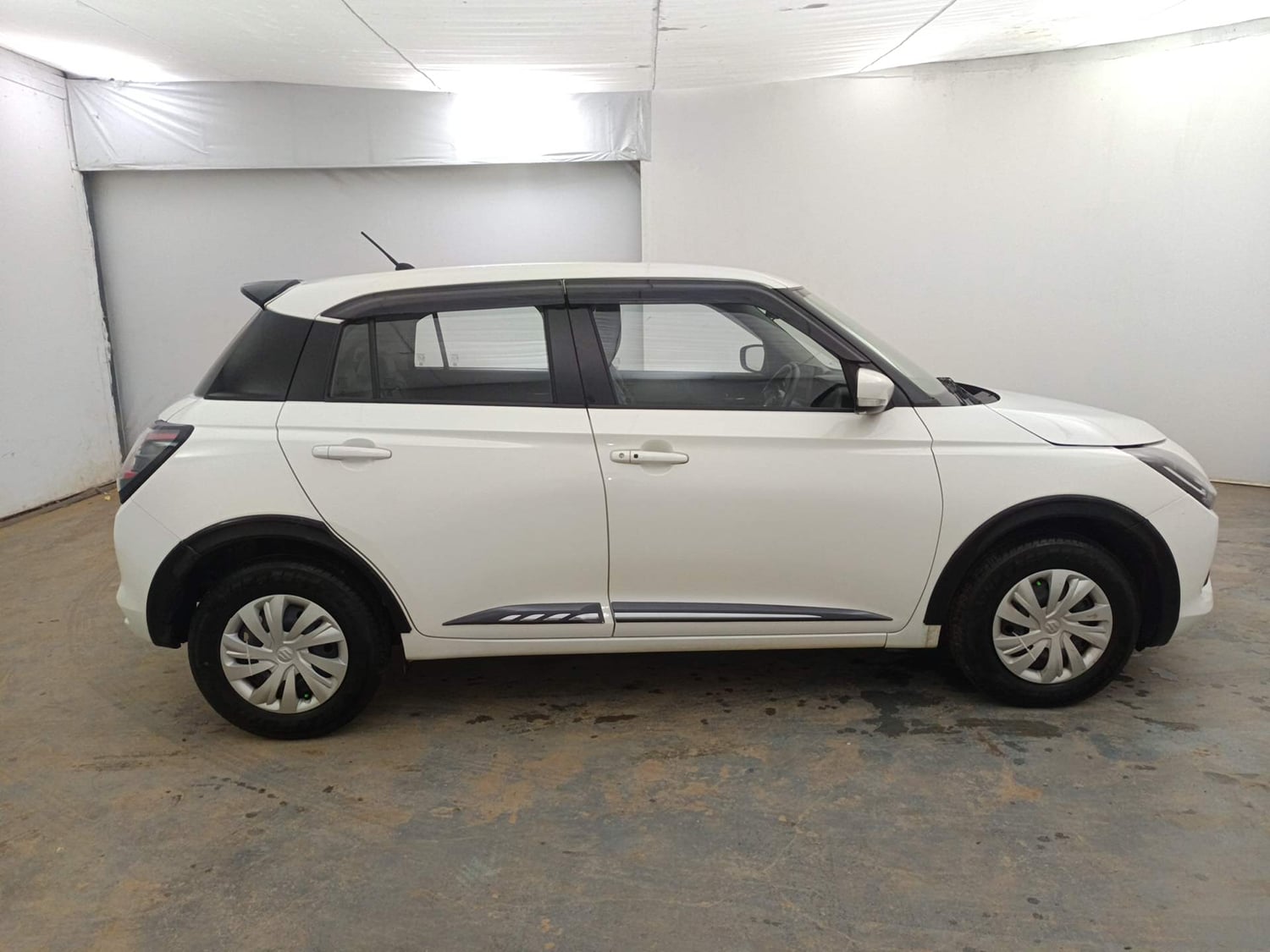 Used 2025 Maruti Suzuki Swift VXi (O) AMT Petrol Automatic exterior RIGHT SIDE VIEW