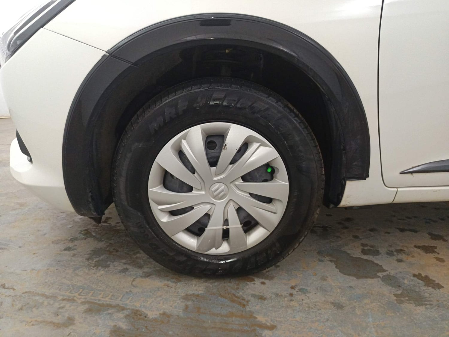 Used 2025 Maruti Suzuki Swift VXi (O) AMT Petrol Automatic tyres LEFT FRONT TYRE RIM VIEW