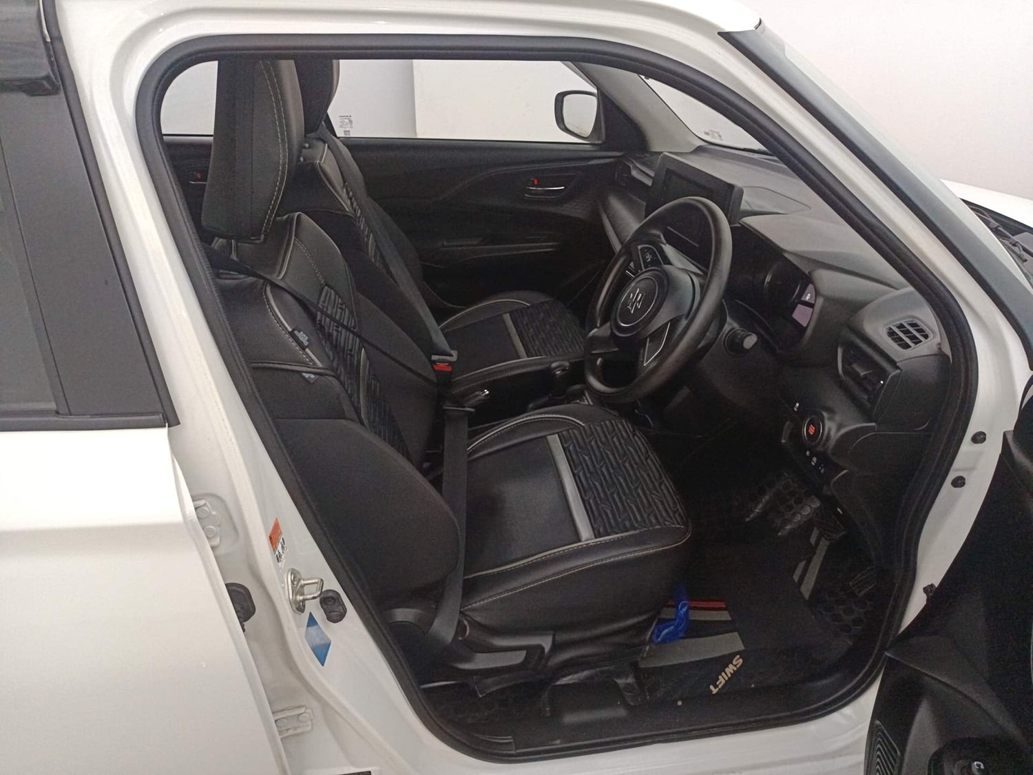 Used 2025 Maruti Suzuki Swift VXi (O) AMT Petrol Automatic interior RIGHT SIDE FRONT DOOR CABIN VIEW