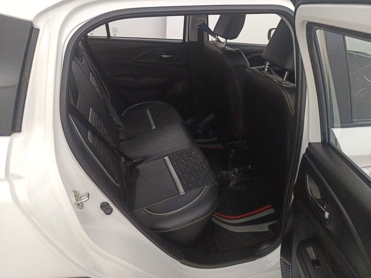 Used 2025 Maruti Suzuki Swift VXi (O) AMT Petrol Automatic interior RIGHT SIDE REAR DOOR CABIN VIEW