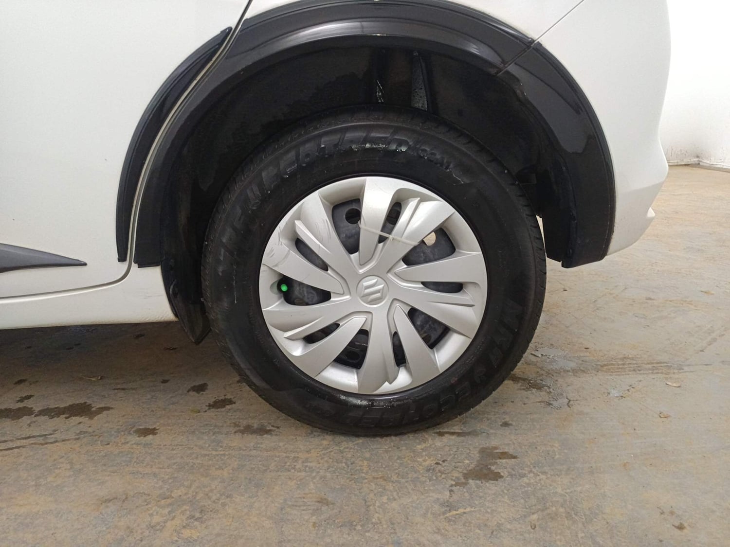 Used 2025 Maruti Suzuki Swift VXi (O) AMT Petrol Automatic tyres LEFT REAR TYRE RIM VIEW