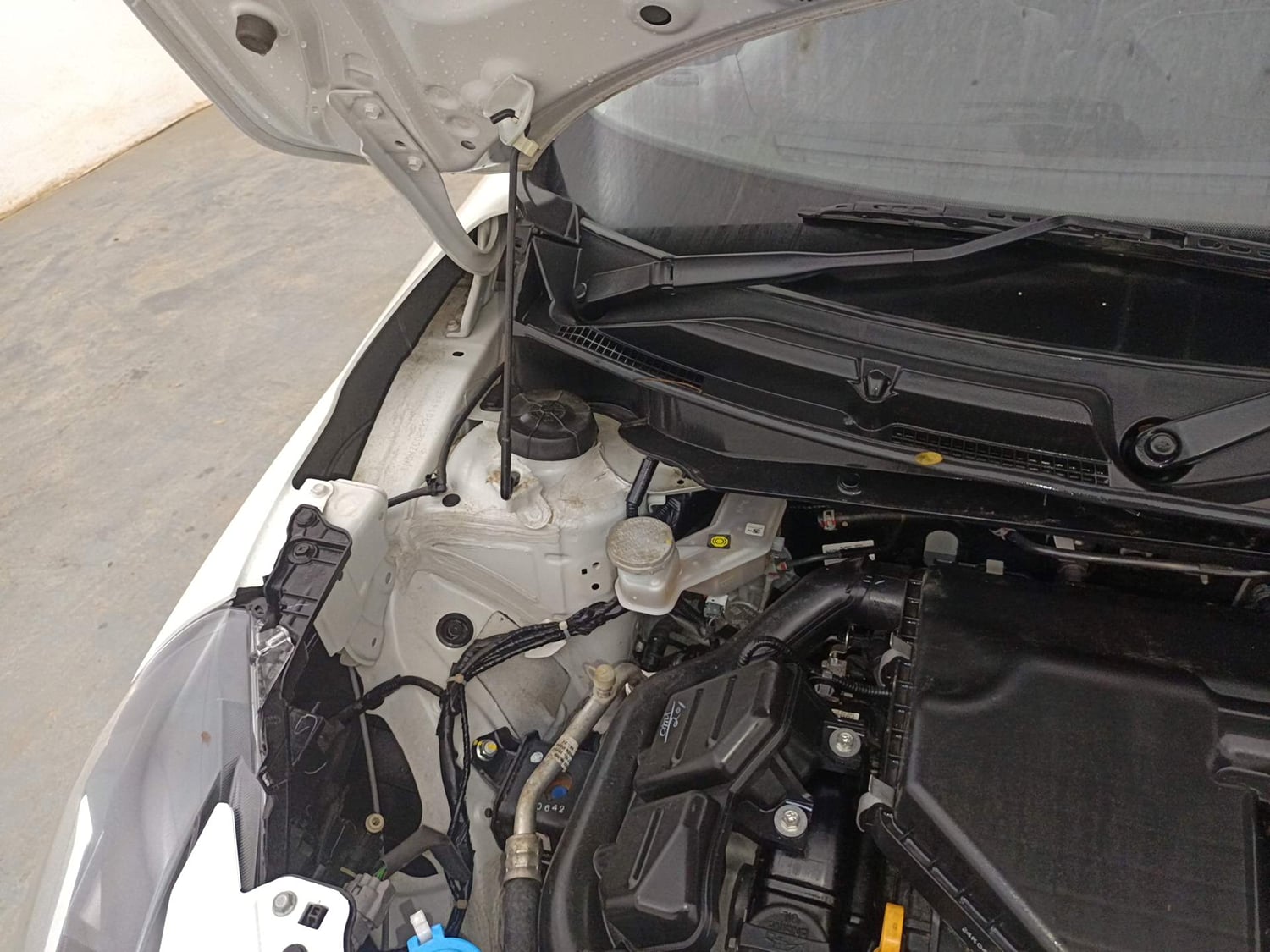 Used 2025 Maruti Suzuki Swift VXi (O) AMT Petrol Automatic engine ENGINE RIGHT SIDE HINGE & APRON VIEW