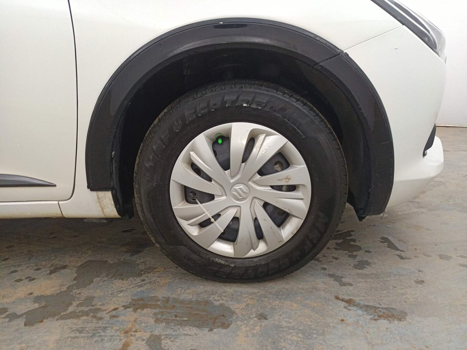 Used 2025 Maruti Suzuki Swift VXi (O) AMT Petrol Automatic tyres RIGHT FRONT TYRE RIM VIEW