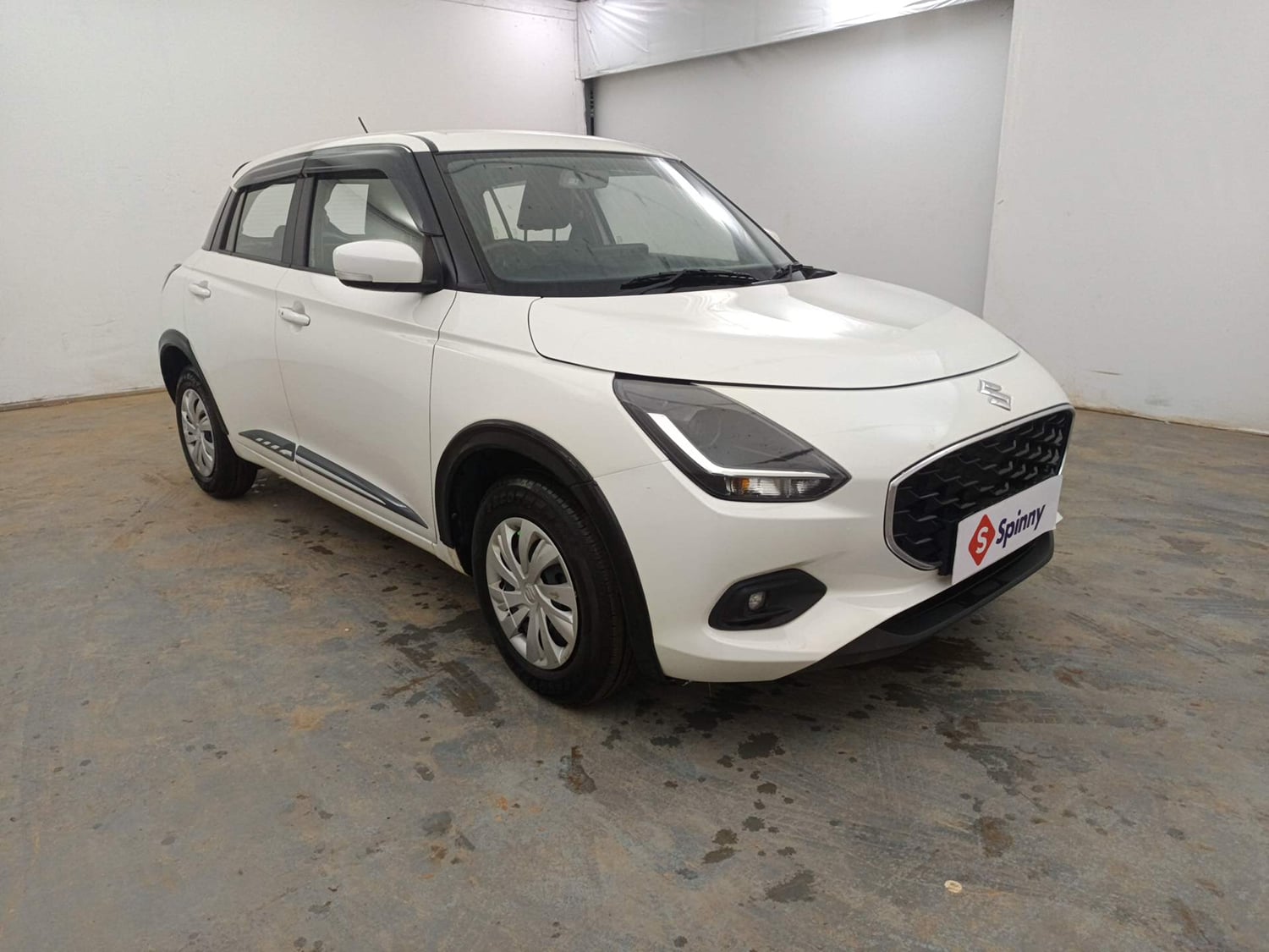 Used 2025 Maruti Suzuki Swift VXi (O) AMT Petrol Automatic exterior RIGHT FRONT CORNER VIEW