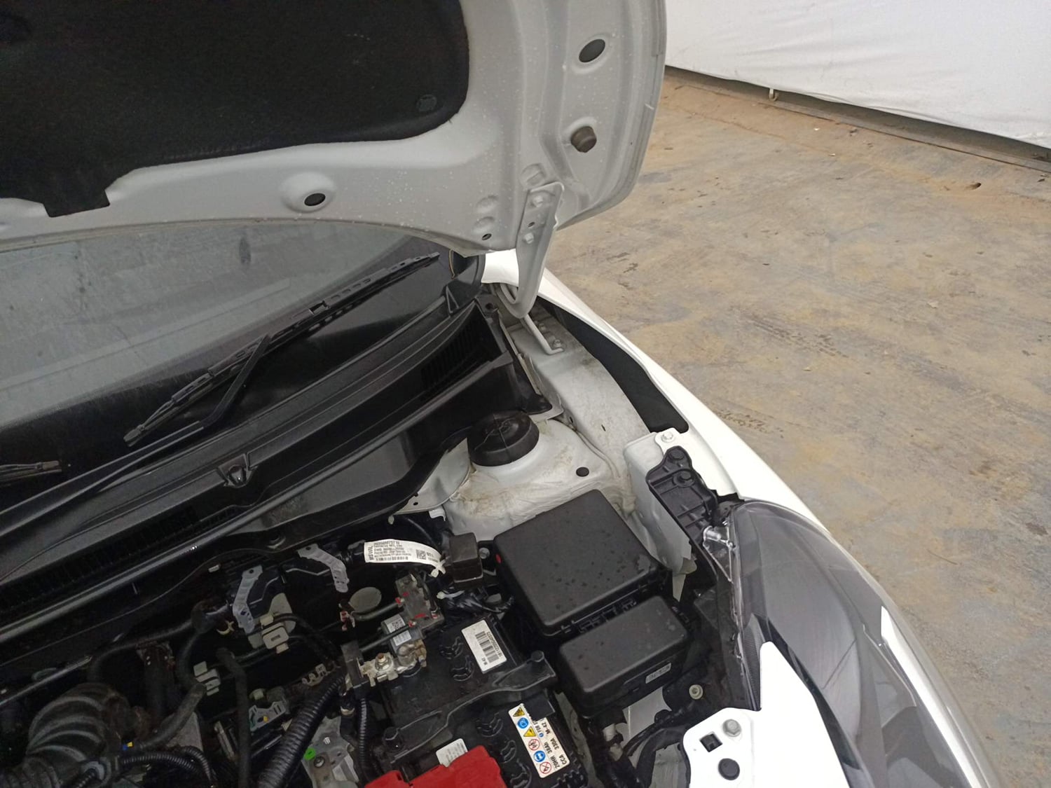 Used 2025 Maruti Suzuki Swift VXi (O) AMT Petrol Automatic engine ENGINE LEFT SIDE HINGE & APRON VIEW