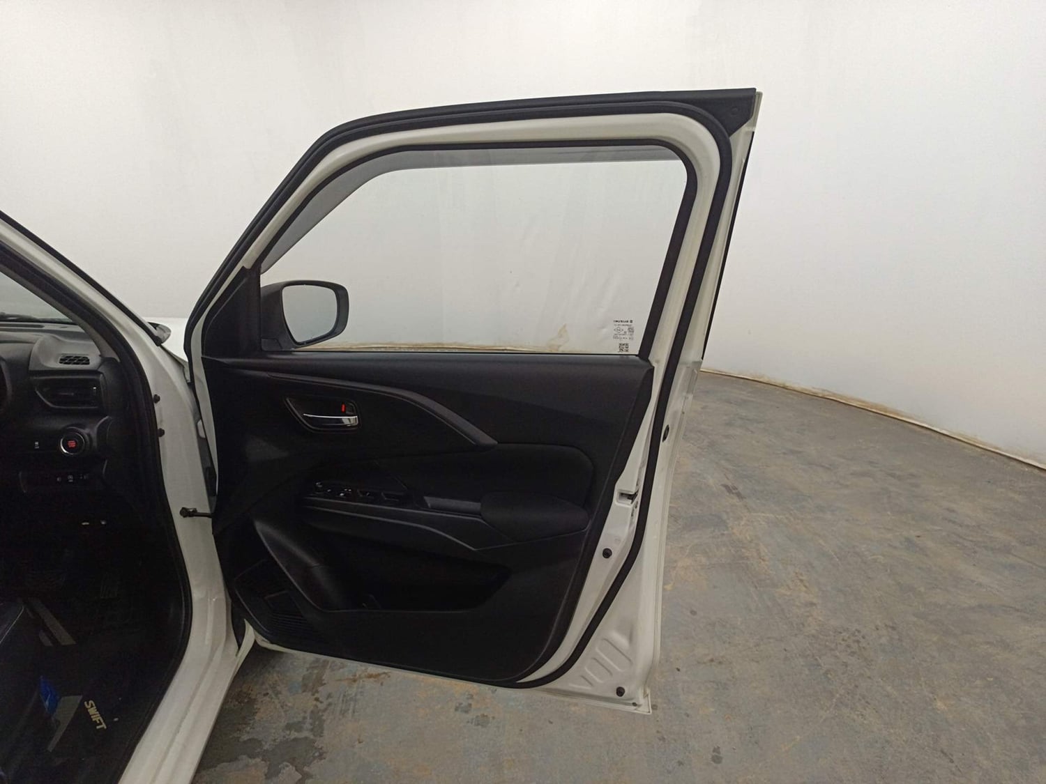 Used 2025 Maruti Suzuki Swift VXi (O) AMT Petrol Automatic interior RIGHT FRONT DOOR OPEN VIEW