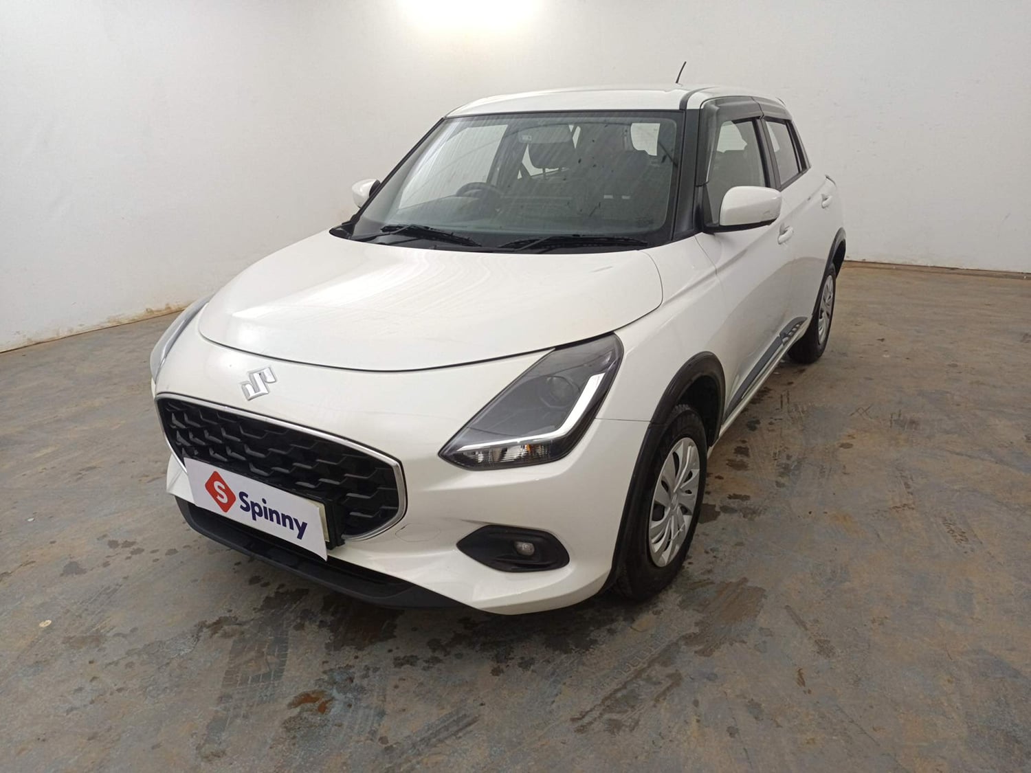 Used 2025 Maruti Suzuki Swift VXi (O) AMT Petrol Automatic exterior LEFT FRONT CORNER VIEW