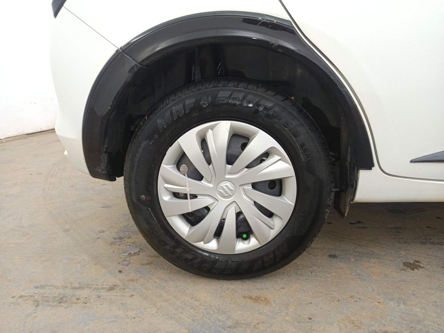 Used 2025 Maruti Suzuki Swift VXi (O) AMT Petrol Automatic tyres RIGHT REAR TYRE RIM VIEW