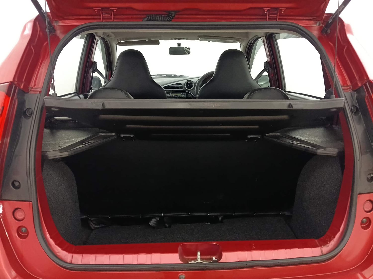 Used 2018 Datsun Redi-GO T(O) 1.0 AMT Petrol Automatic interior DICKY INSIDE VIEW