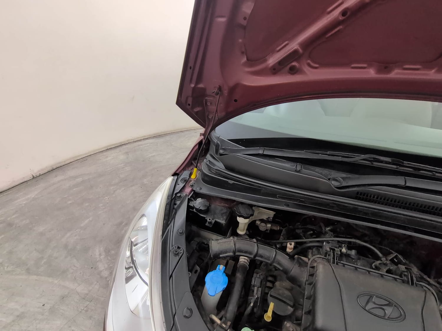 Used 2015 Hyundai i10 Sportz 1.1 iRDE2 Petrol Manual engine ENGINE RIGHT SIDE HINGE & APRON VIEW