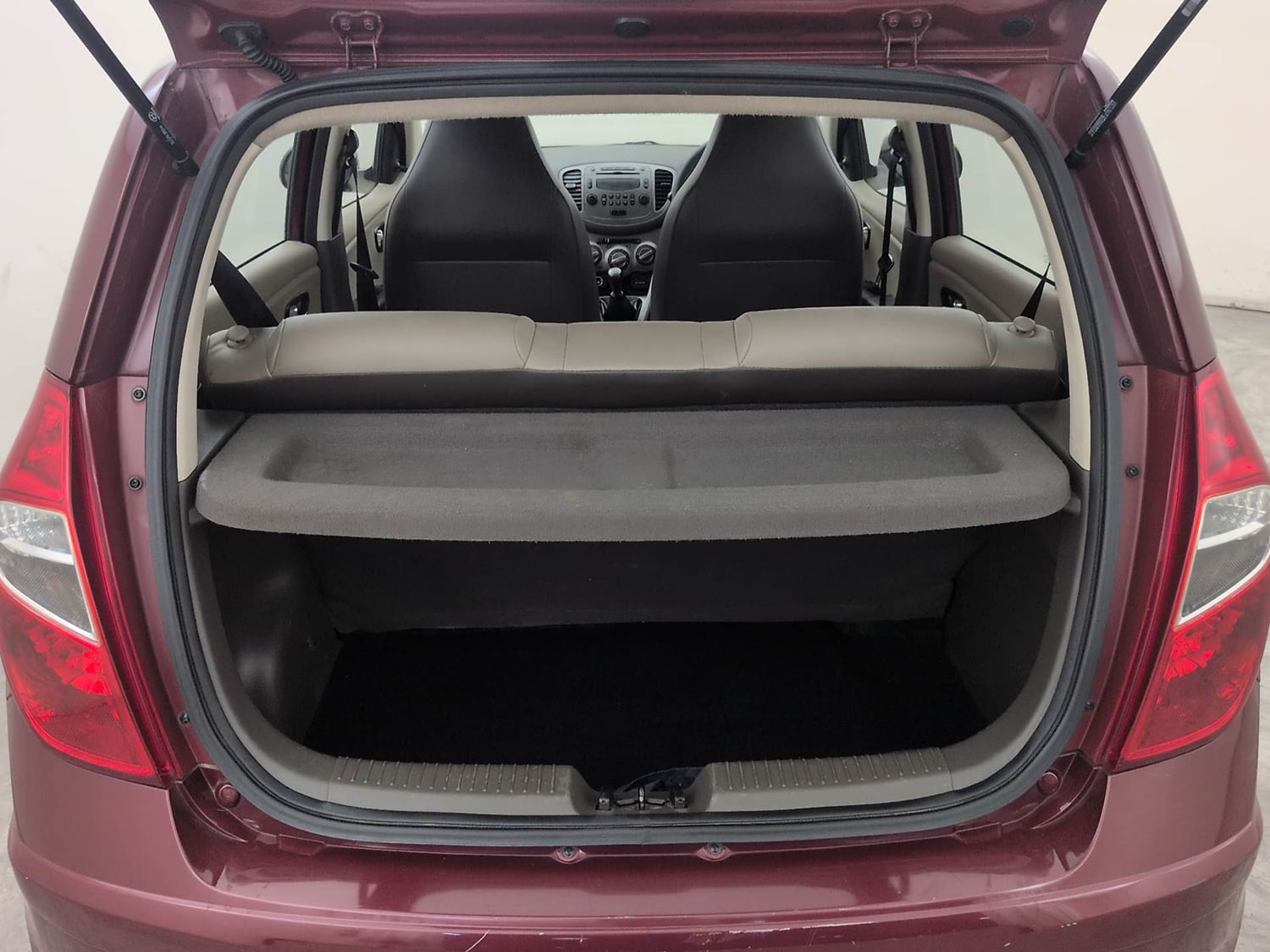 Used 2015 Hyundai i10 Sportz 1.1 iRDE2 Petrol Manual interior DICKY INSIDE VIEW