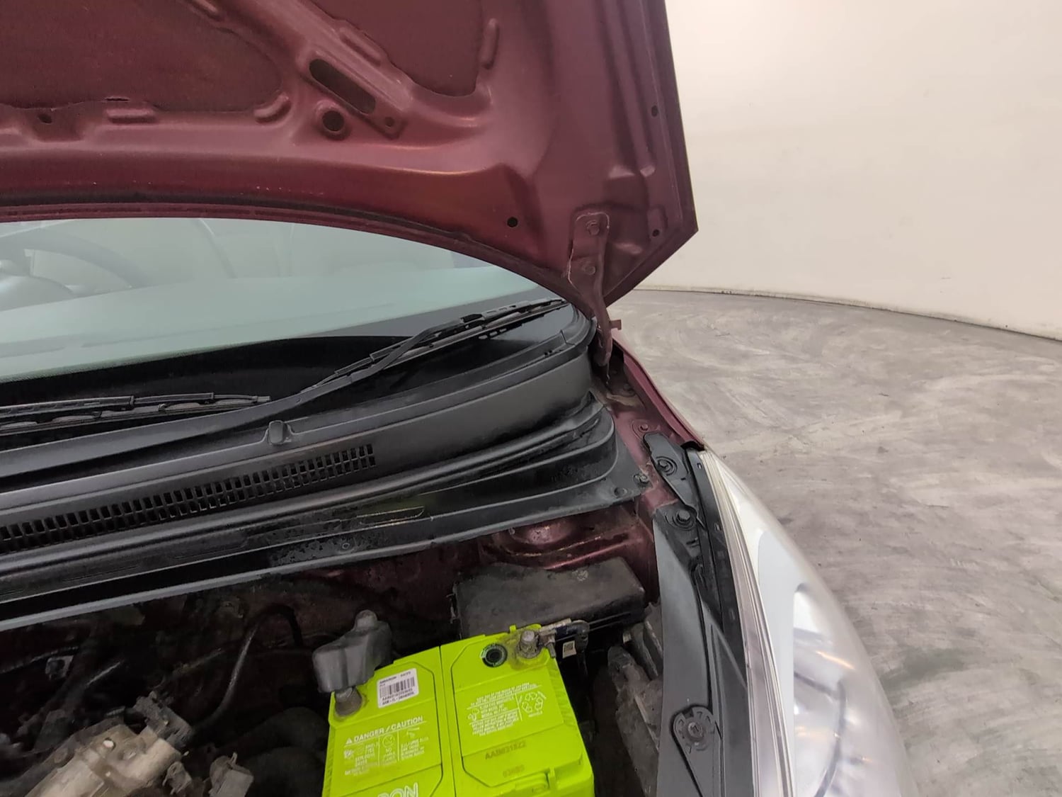 Used 2015 Hyundai i10 Sportz 1.1 iRDE2 Petrol Manual engine ENGINE LEFT SIDE HINGE & APRON VIEW