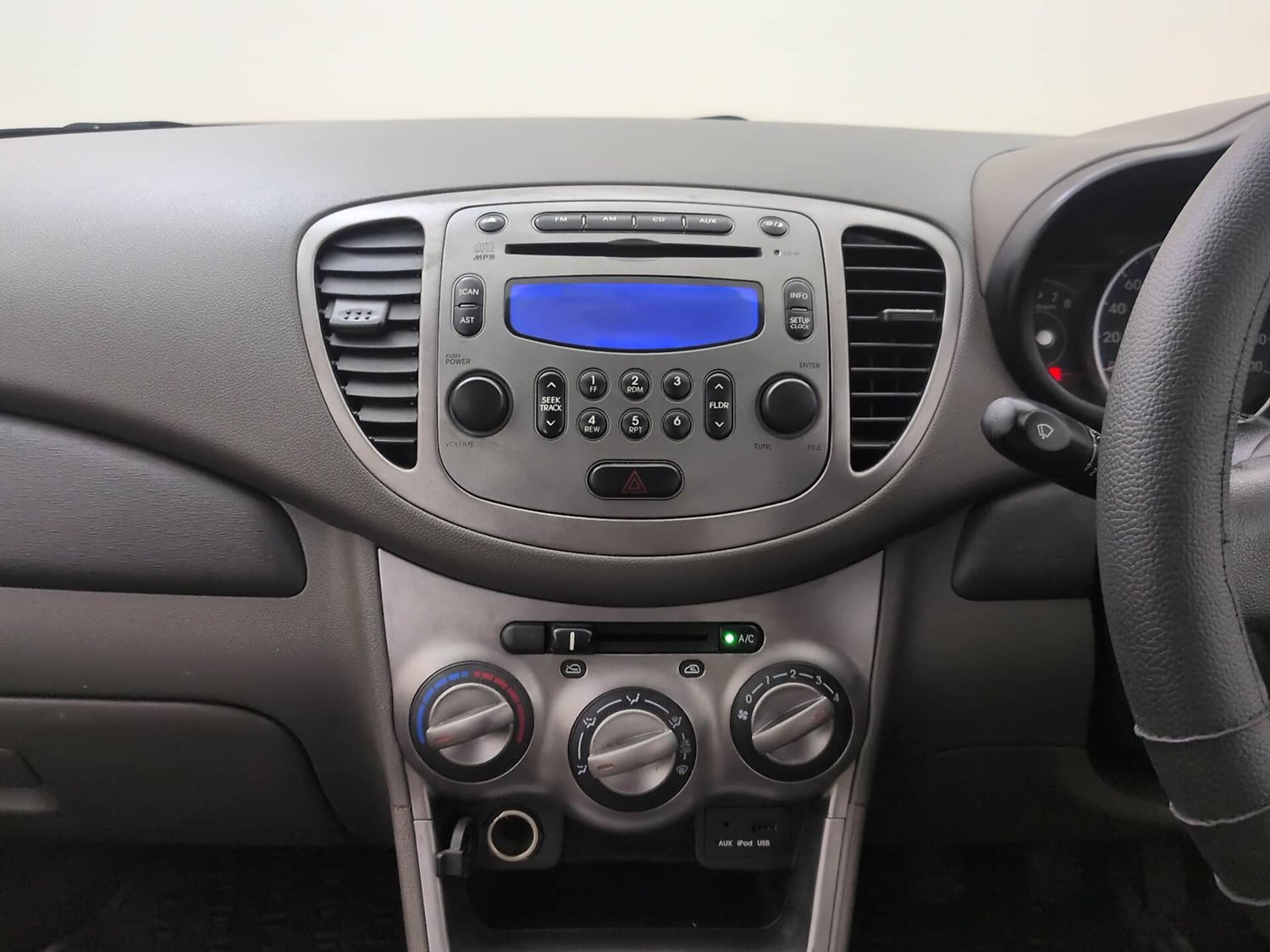 Used 2015 Hyundai i10 Sportz 1.1 iRDE2 Petrol Manual interior MUSIC SYSTEM & AC CONTROL VIEW