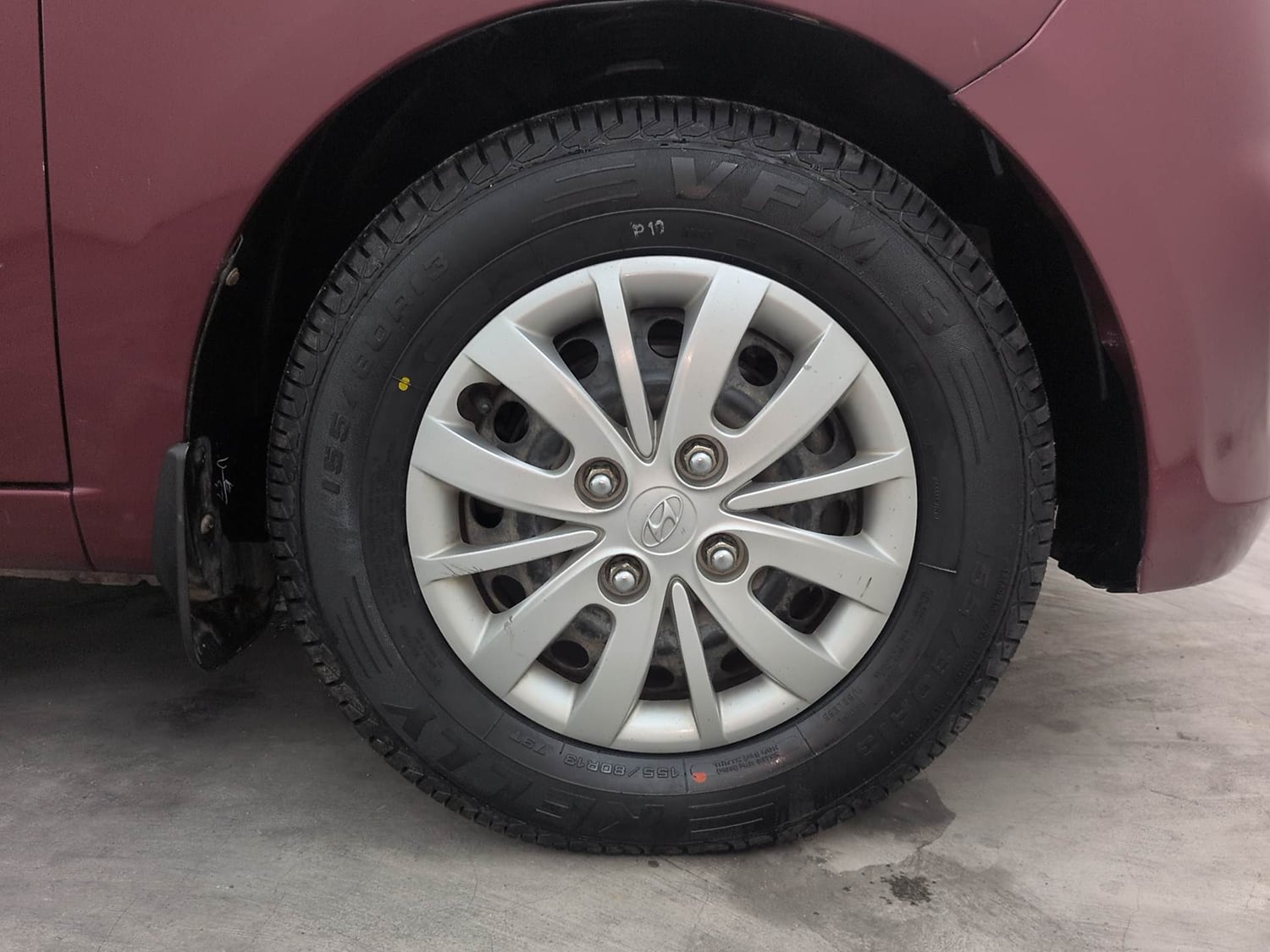 Used 2015 Hyundai i10 Sportz 1.1 iRDE2 Petrol Manual tyres RIGHT FRONT TYRE RIM VIEW