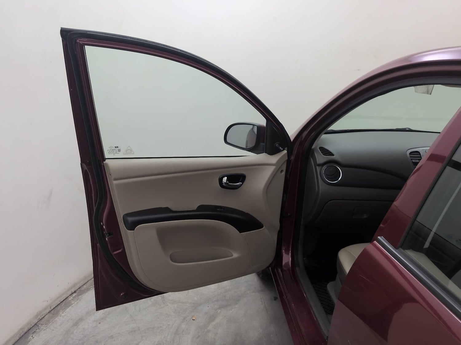 Used 2015 Hyundai i10 Sportz 1.1 iRDE2 Petrol Manual interior LEFT FRONT DOOR OPEN VIEW
