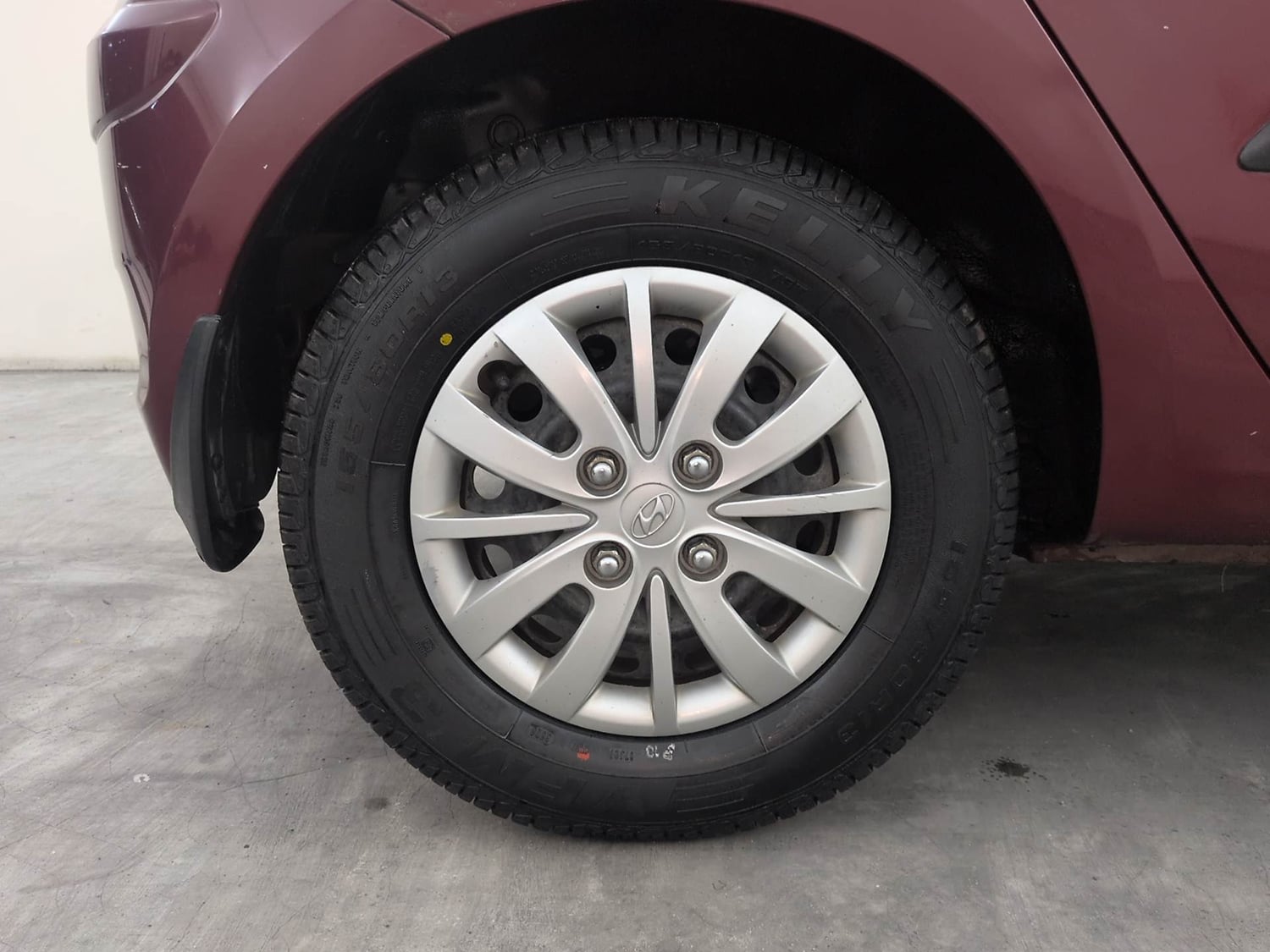 Used 2015 Hyundai i10 Sportz 1.1 iRDE2 Petrol Manual tyres RIGHT REAR TYRE RIM VIEW