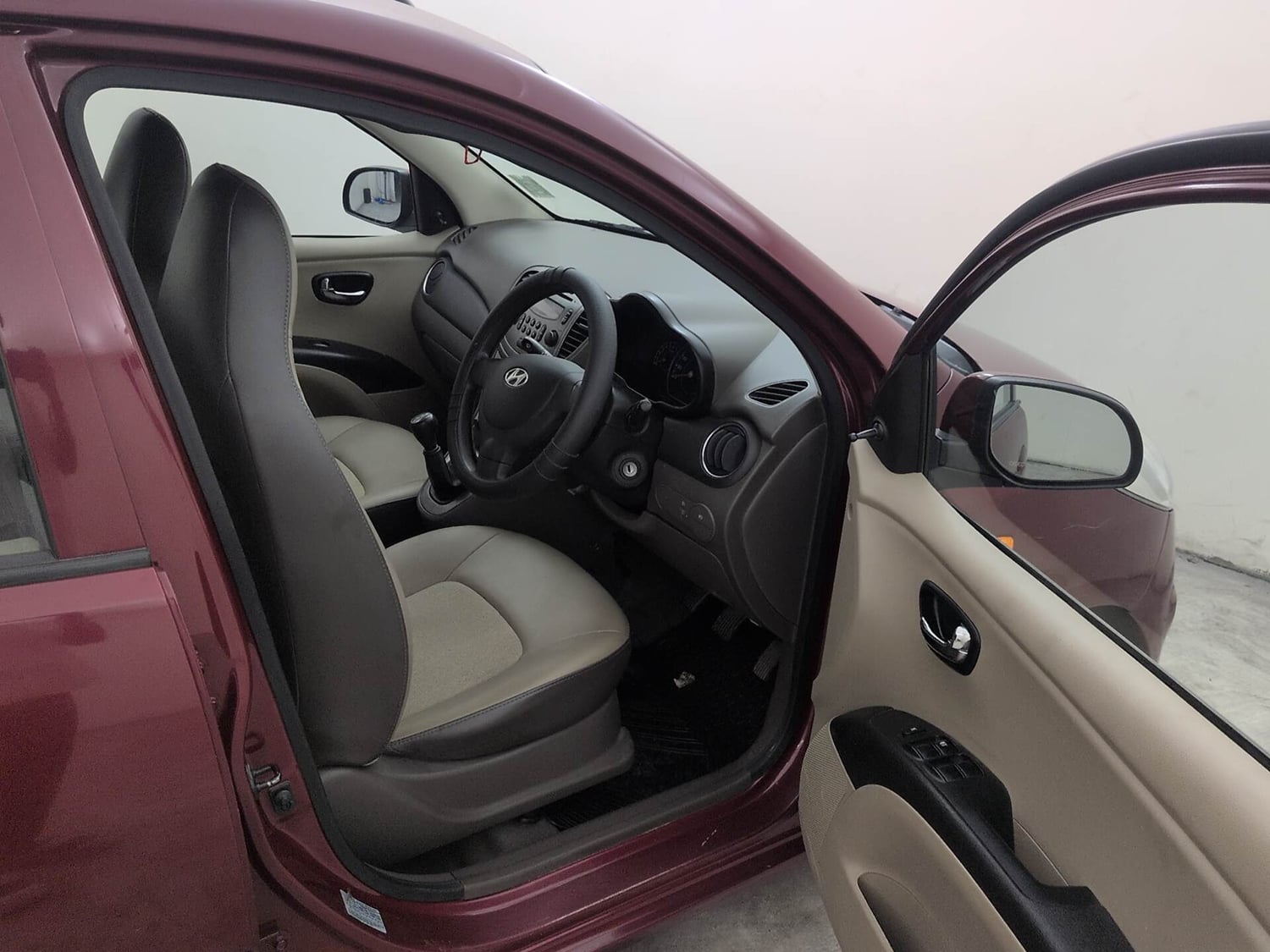 Used 2015 Hyundai i10 Sportz 1.1 iRDE2 Petrol Manual interior RIGHT SIDE FRONT DOOR CABIN VIEW