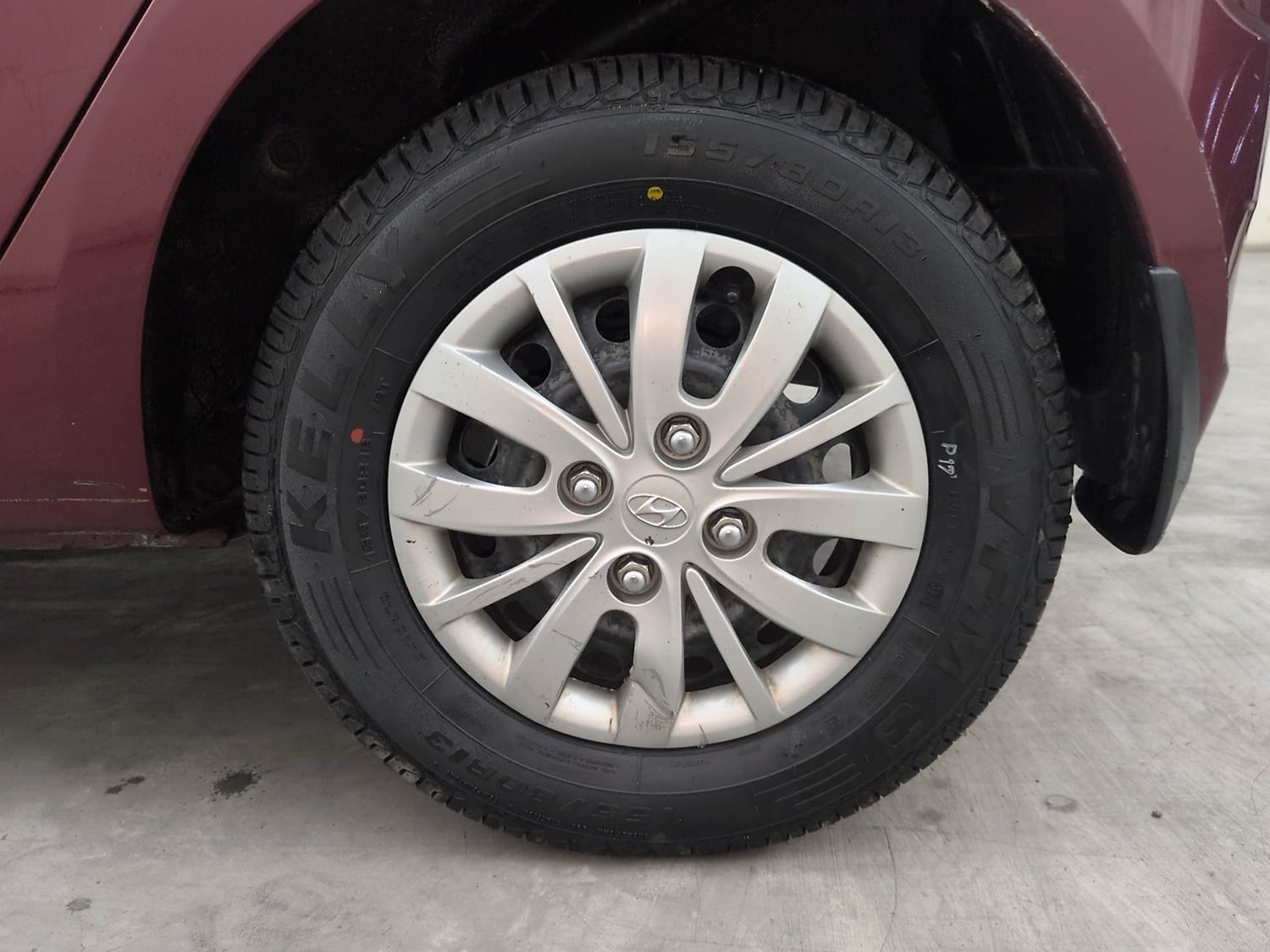 Used 2015 Hyundai i10 Sportz 1.1 iRDE2 Petrol Manual tyres LEFT REAR TYRE RIM VIEW