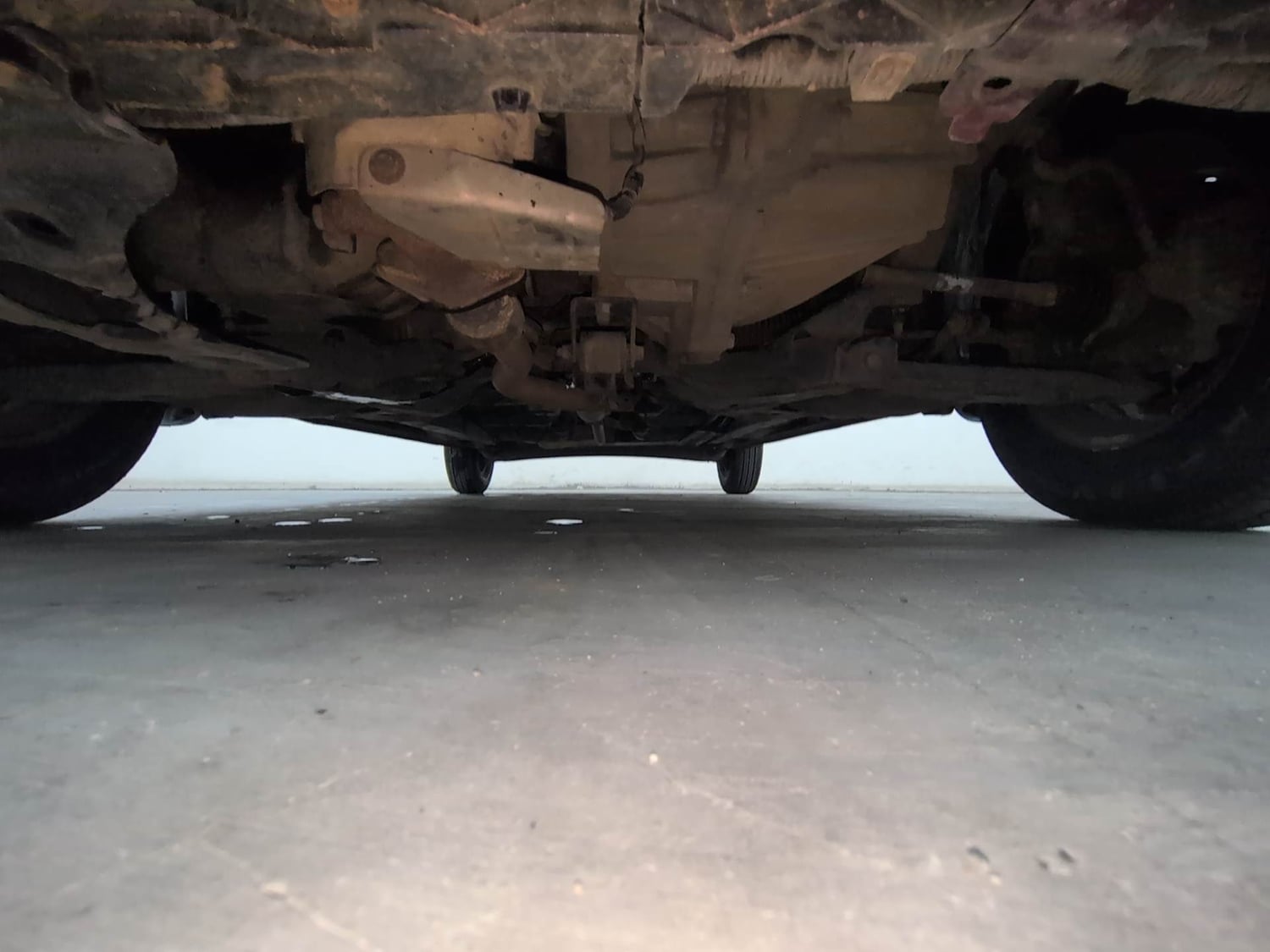 Used 2015 Hyundai i10 Sportz 1.1 iRDE2 Petrol Manual extra FRONT LEFT UNDERBODY VIEW