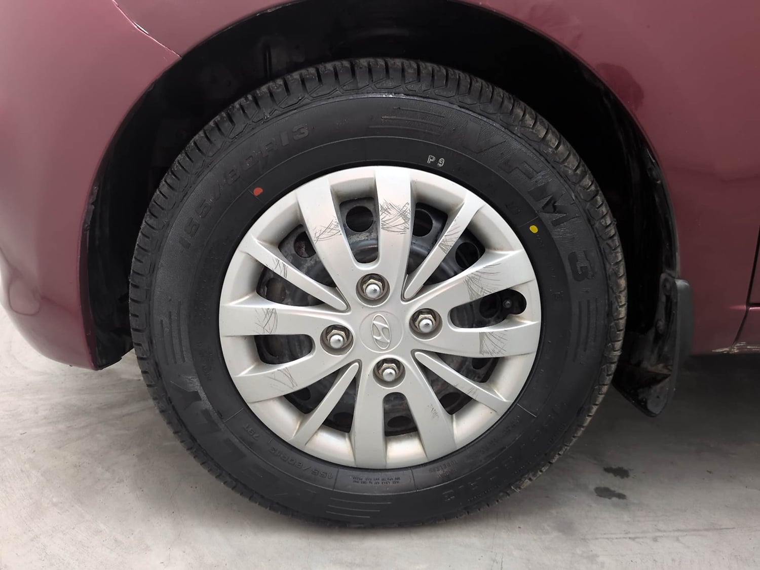 Used 2015 Hyundai i10 Sportz 1.1 iRDE2 Petrol Manual tyres LEFT FRONT TYRE RIM VIEW