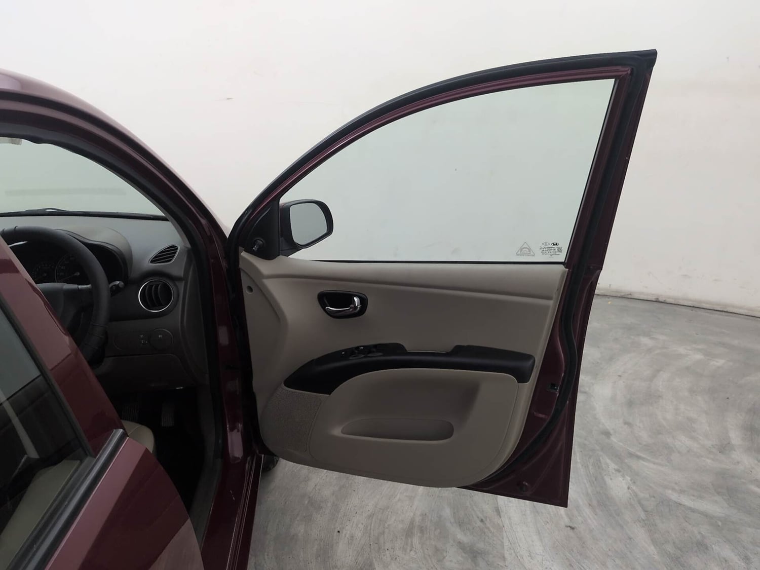 Used 2015 Hyundai i10 Sportz 1.1 iRDE2 Petrol Manual interior RIGHT FRONT DOOR OPEN VIEW
