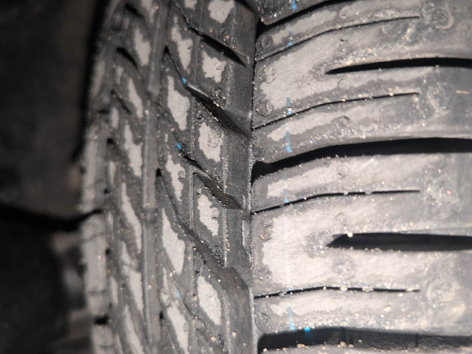 Used 2015 Hyundai i10 Sportz 1.1 iRDE2 Petrol Manual tyres LEFT FRONT TYRE TREAD VIEW