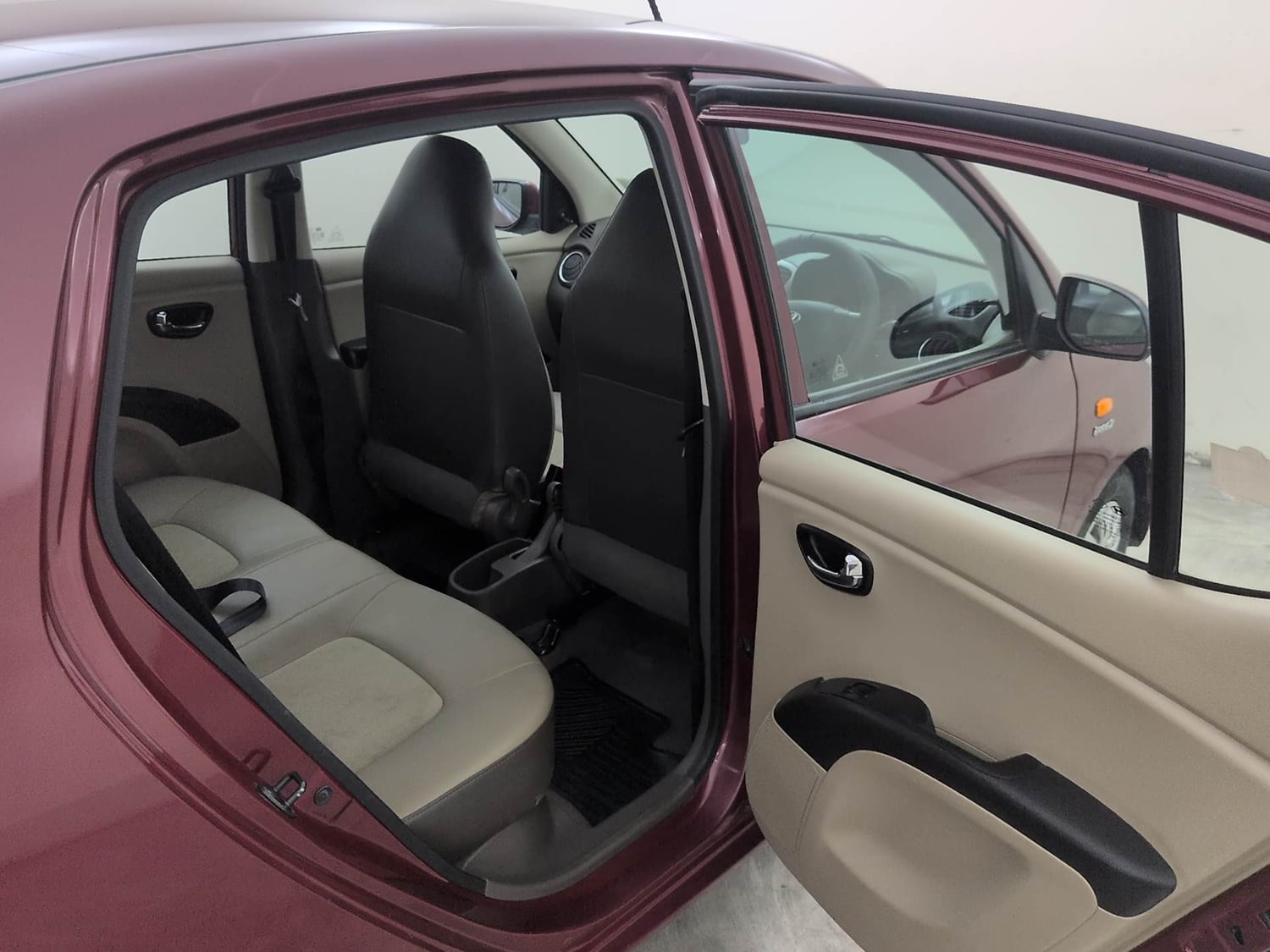 Used 2015 Hyundai i10 Sportz 1.1 iRDE2 Petrol Manual interior RIGHT SIDE REAR DOOR CABIN VIEW