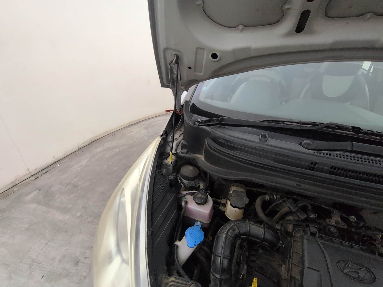 Used 2017 Hyundai Eon Era + AirBag Petrol Manual engine ENGINE RIGHT SIDE HINGE & APRON VIEW