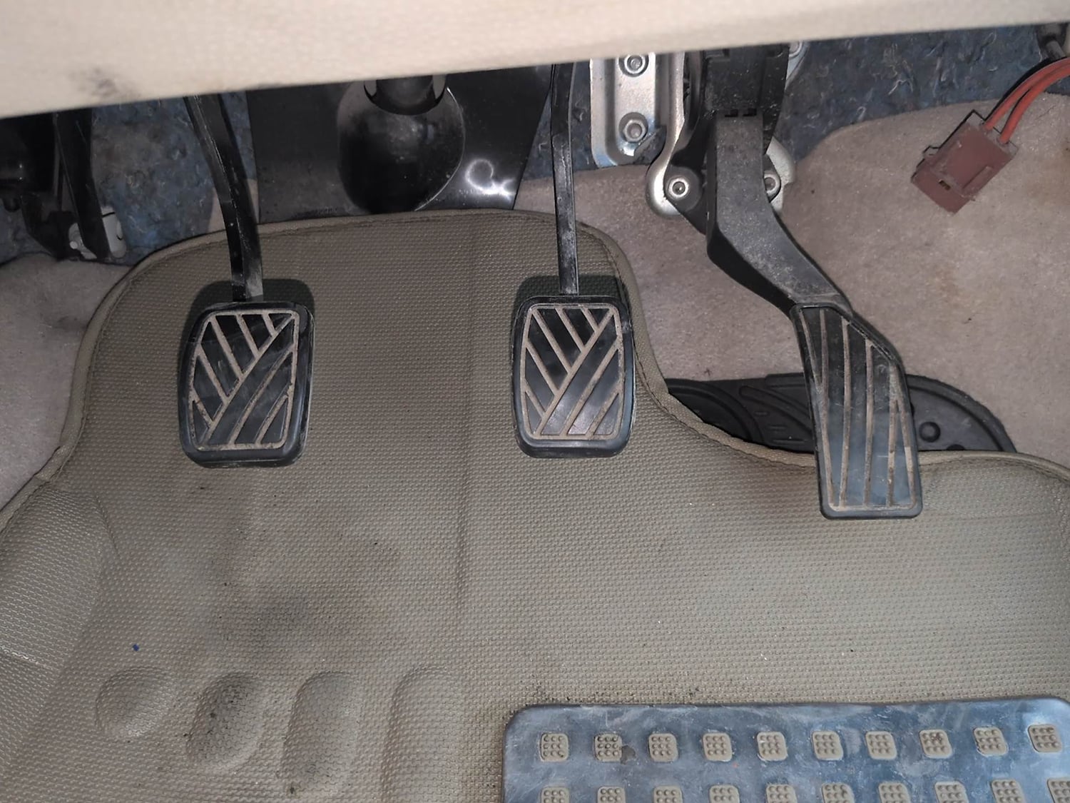 Used 2014 Maruti Suzuki Swift Dzire VDI Diesel Manual interior PEDALS VIEW