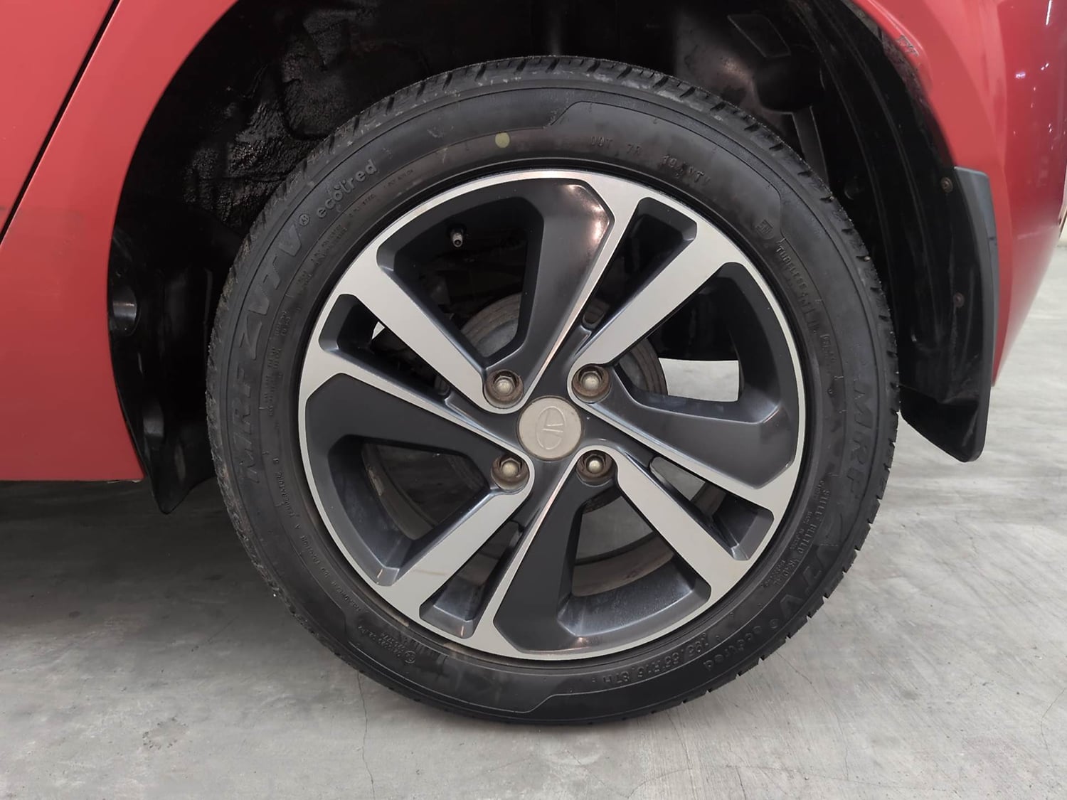 Used 2020 Tata Altroz XZ Petrol Petrol Manual tyres LEFT REAR TYRE RIM VIEW